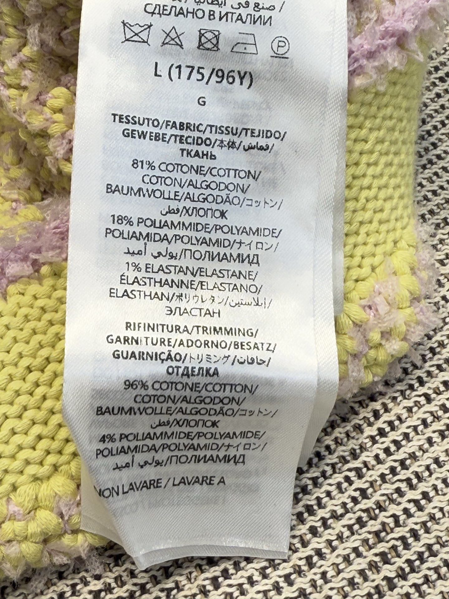 双G｜撞色花边开衫🩵96%棉，4%聚酰胺圆领开衫剪裁，正肩轮廓勾勒肩颈线条，通体以黄底紫包边碰撞，双口袋