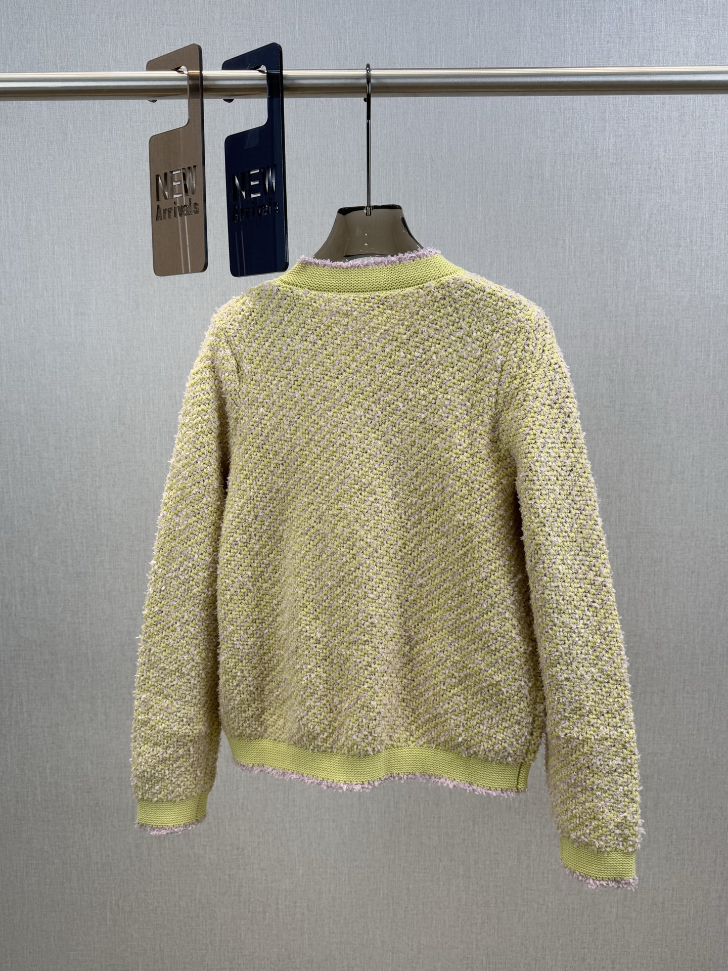 双G｜撞色花边开衫🩵96%棉，4%聚酰胺圆领开衫剪裁，正肩轮廓勾勒肩颈线条，通体以黄底紫包边碰撞，双口袋