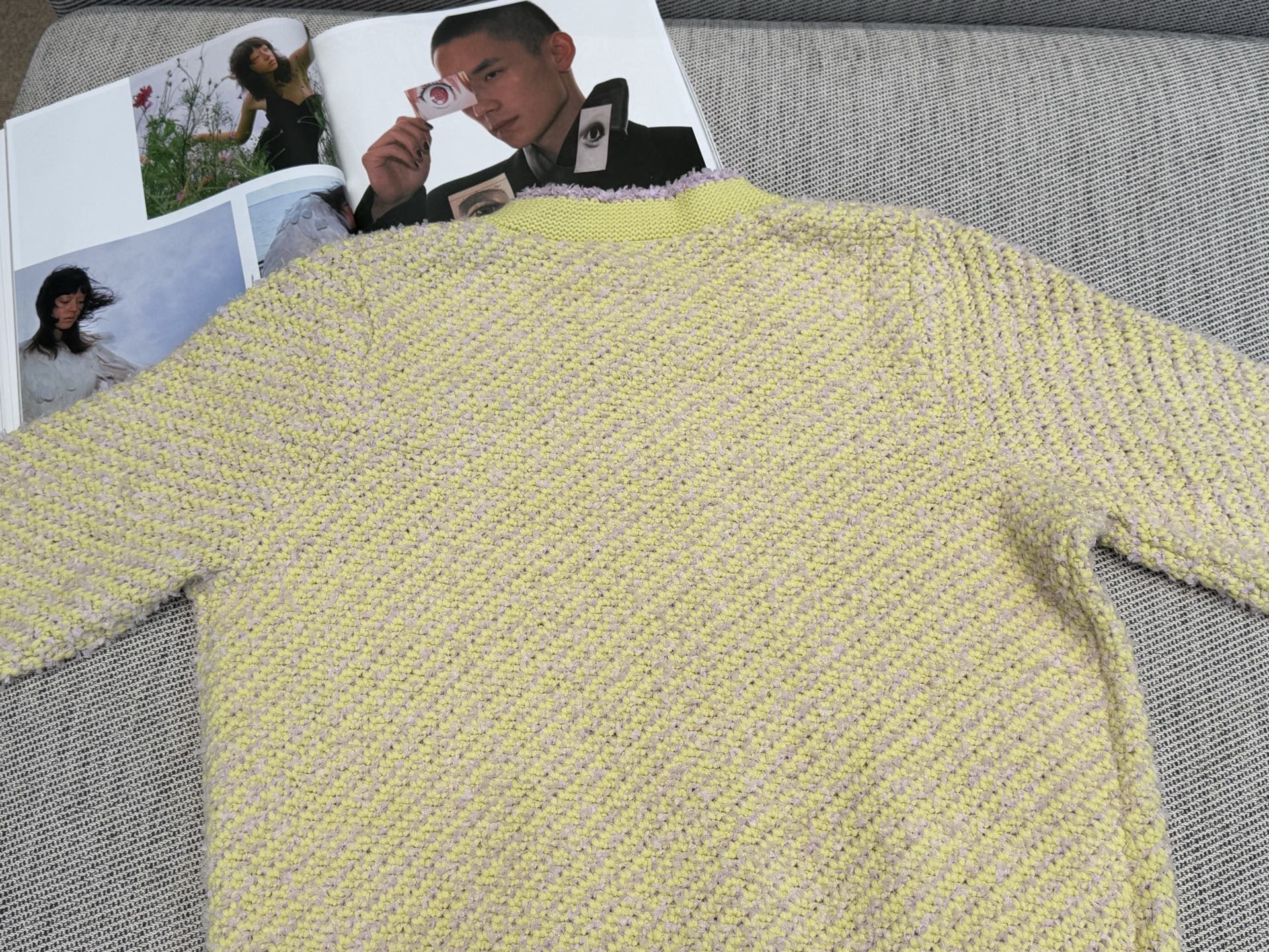 双G｜撞色花边开衫🩵96%棉，4%聚酰胺圆领开衫剪裁，正肩轮廓勾勒肩颈线条，通体以黄底紫包边碰撞，双口袋