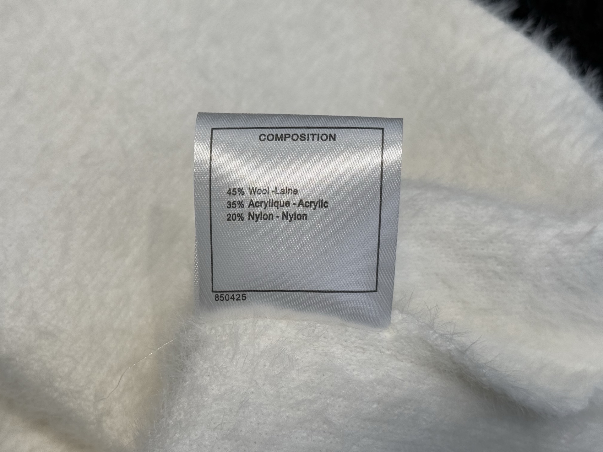 小香｜水貂口袋开衫🟠45%羊毛，35%晴纶，20%尼龙圆领开衫裁剪，胸前口袋设计，金属山茶花排扣设计，法