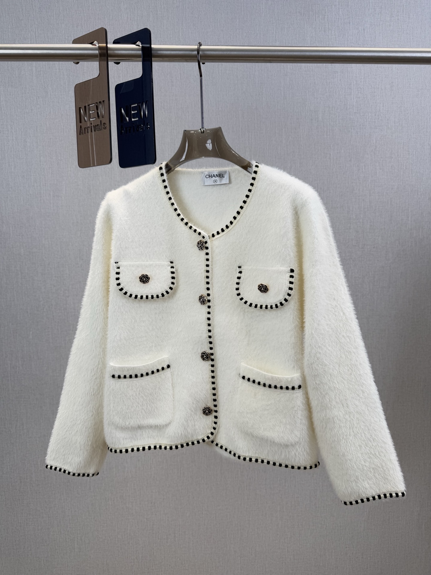 小香｜水貂口袋开衫🟠45%羊毛，35%晴纶，20%尼龙圆领开衫裁剪，胸前口袋设计，金属山茶花排扣设计，法