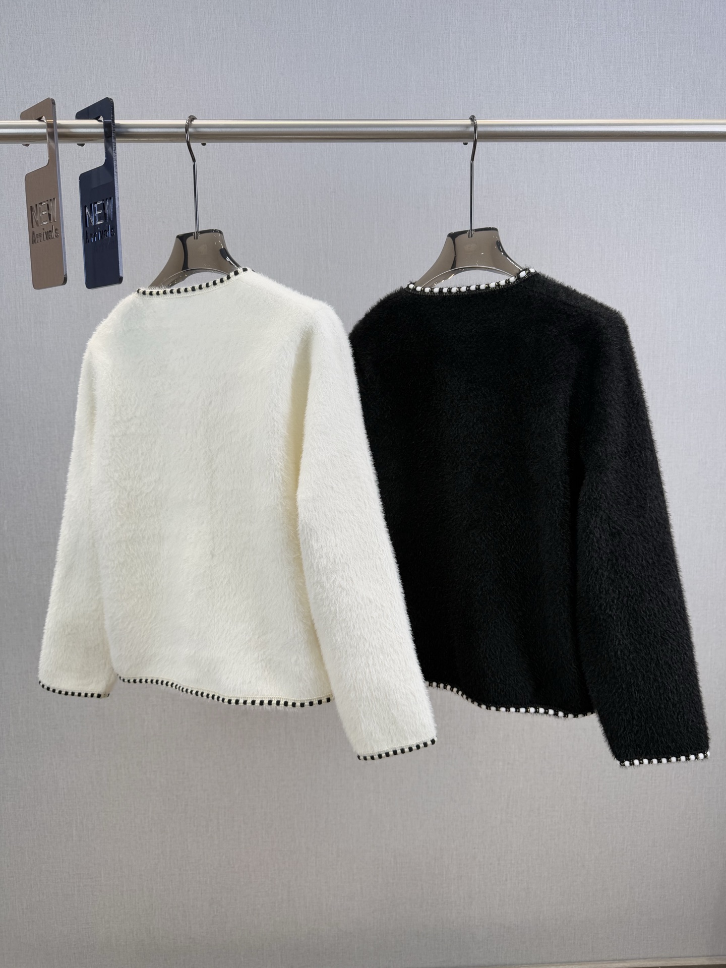 小香｜水貂口袋开衫🟠45%羊毛，35%晴纶，20%尼龙圆领开衫裁剪，胸前口袋设计，金属山茶花排扣设计，法