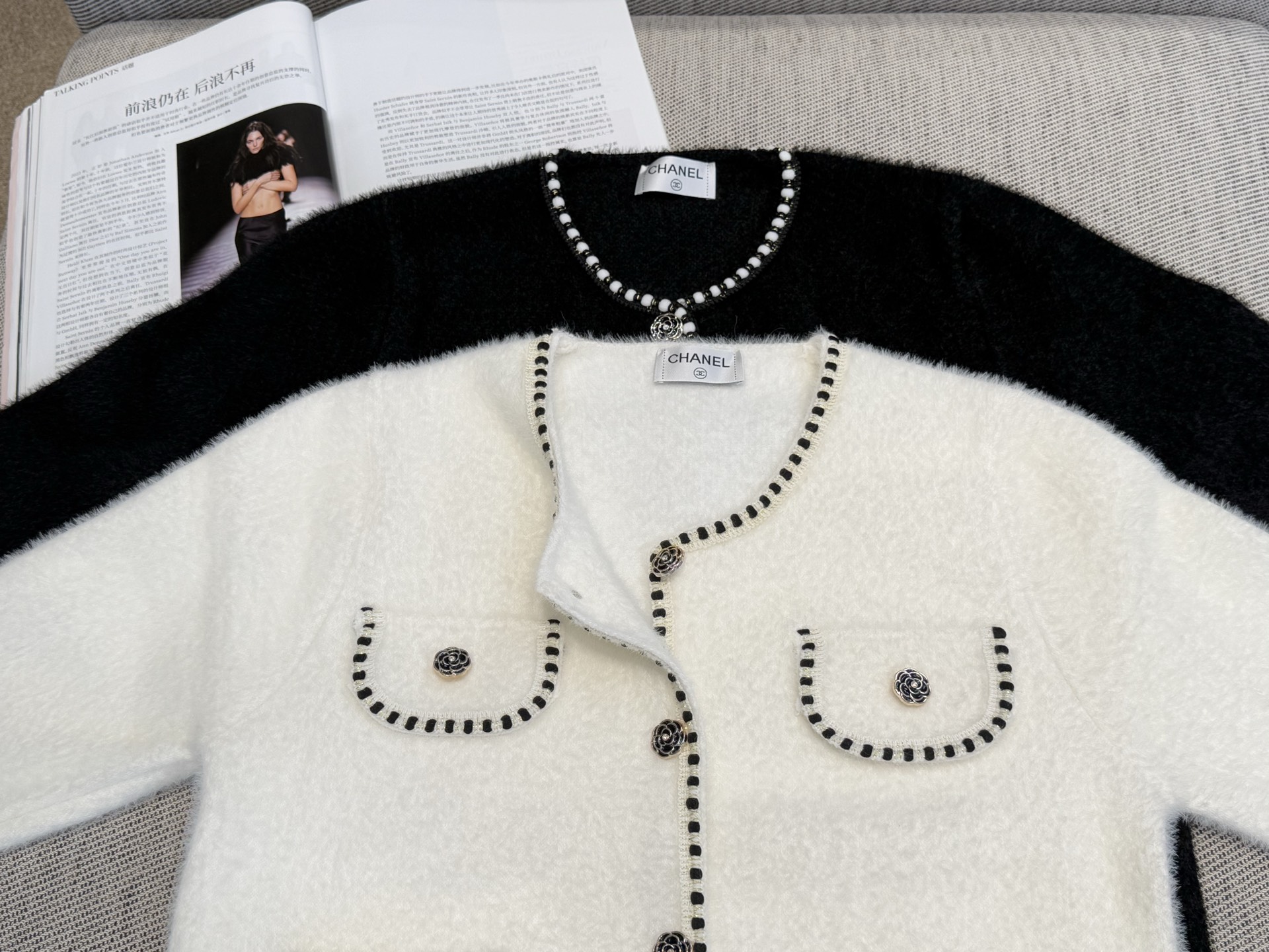 小香｜水貂口袋开衫🟠45%羊毛，35%晴纶，20%尼龙圆领开衫裁剪，胸前口袋设计，金属山茶花排扣设计，法