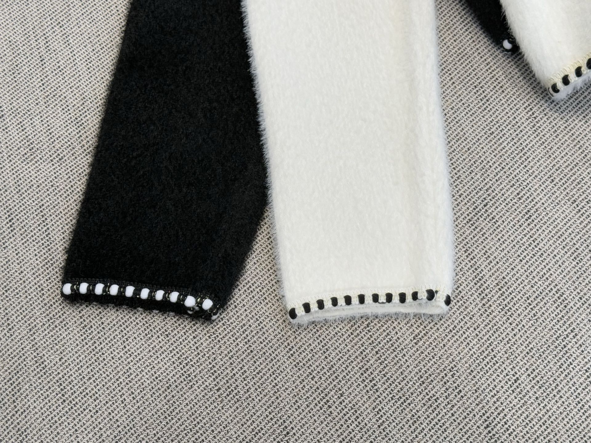 小香｜水貂口袋开衫🟠45%羊毛，35%晴纶，20%尼龙圆领开衫裁剪，胸前口袋设计，金属山茶花排扣设计，法