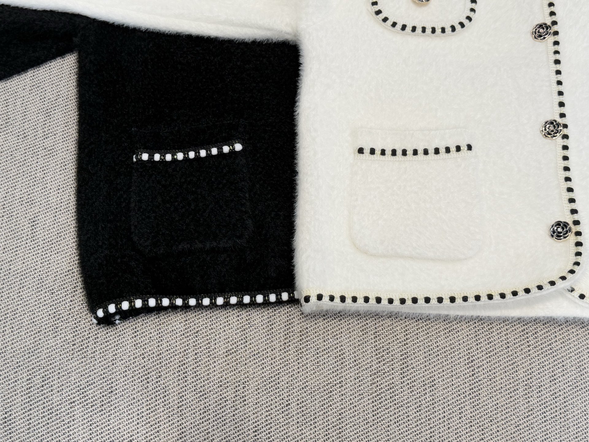 小香｜水貂口袋开衫🟠45%羊毛，35%晴纶，20%尼龙圆领开衫裁剪，胸前口袋设计，金属山茶花排扣设计，法