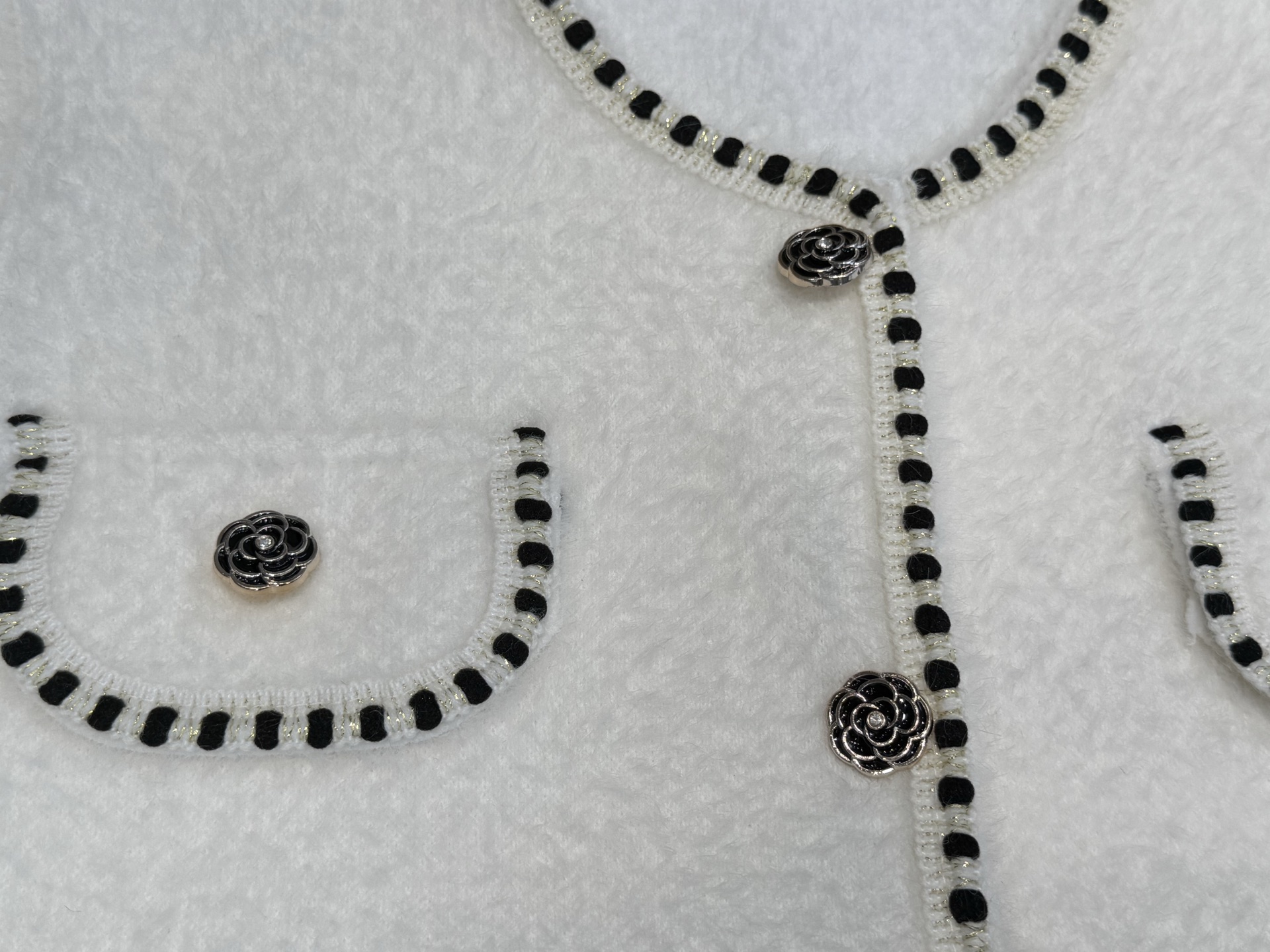 小香｜水貂口袋开衫🟠45%羊毛，35%晴纶，20%尼龙圆领开衫裁剪，胸前口袋设计，金属山茶花排扣设计，法