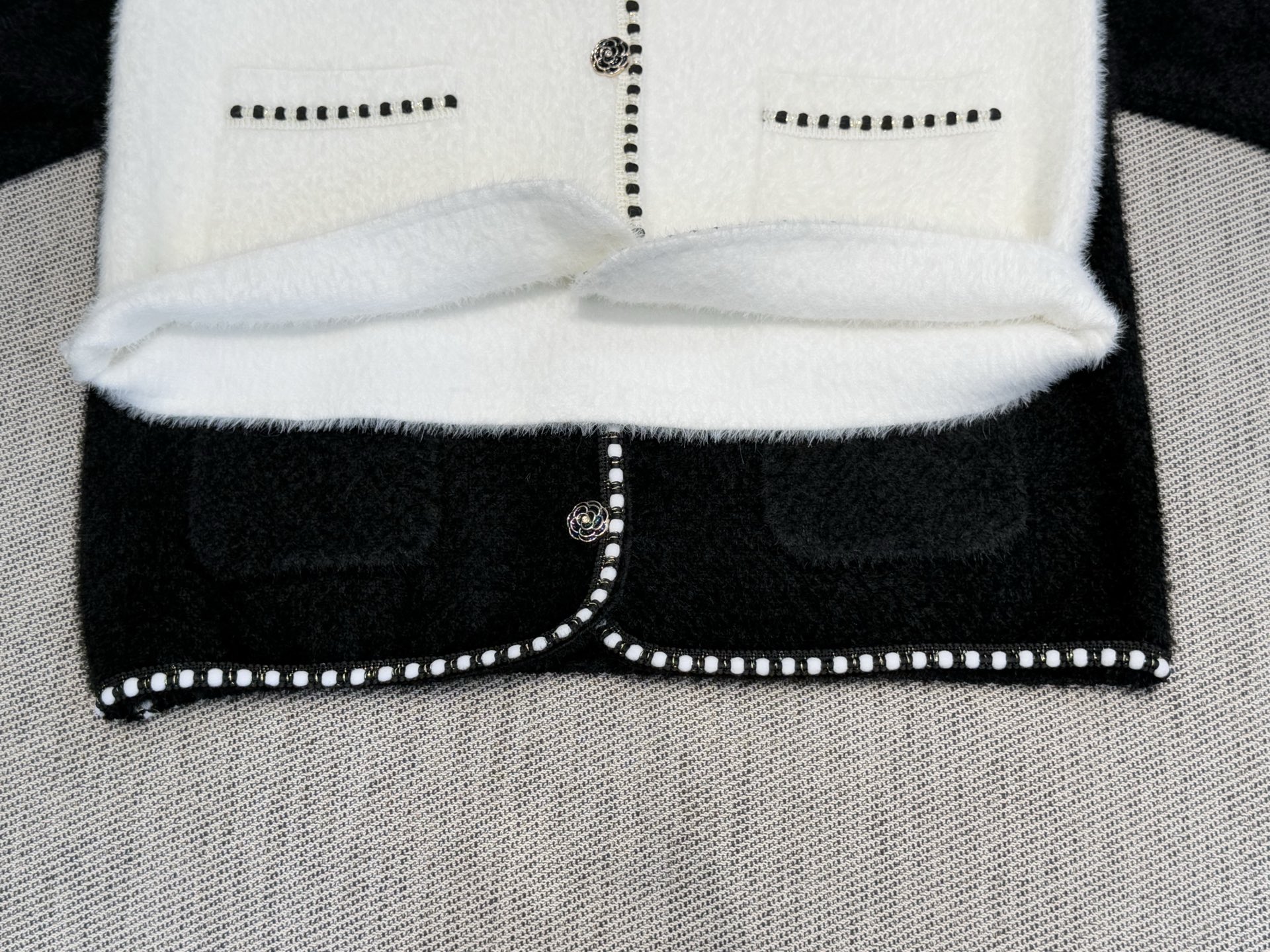 小香｜水貂口袋开衫🟠45%羊毛，35%晴纶，20%尼龙圆领开衫裁剪，胸前口袋设计，金属山茶花排扣设计，法