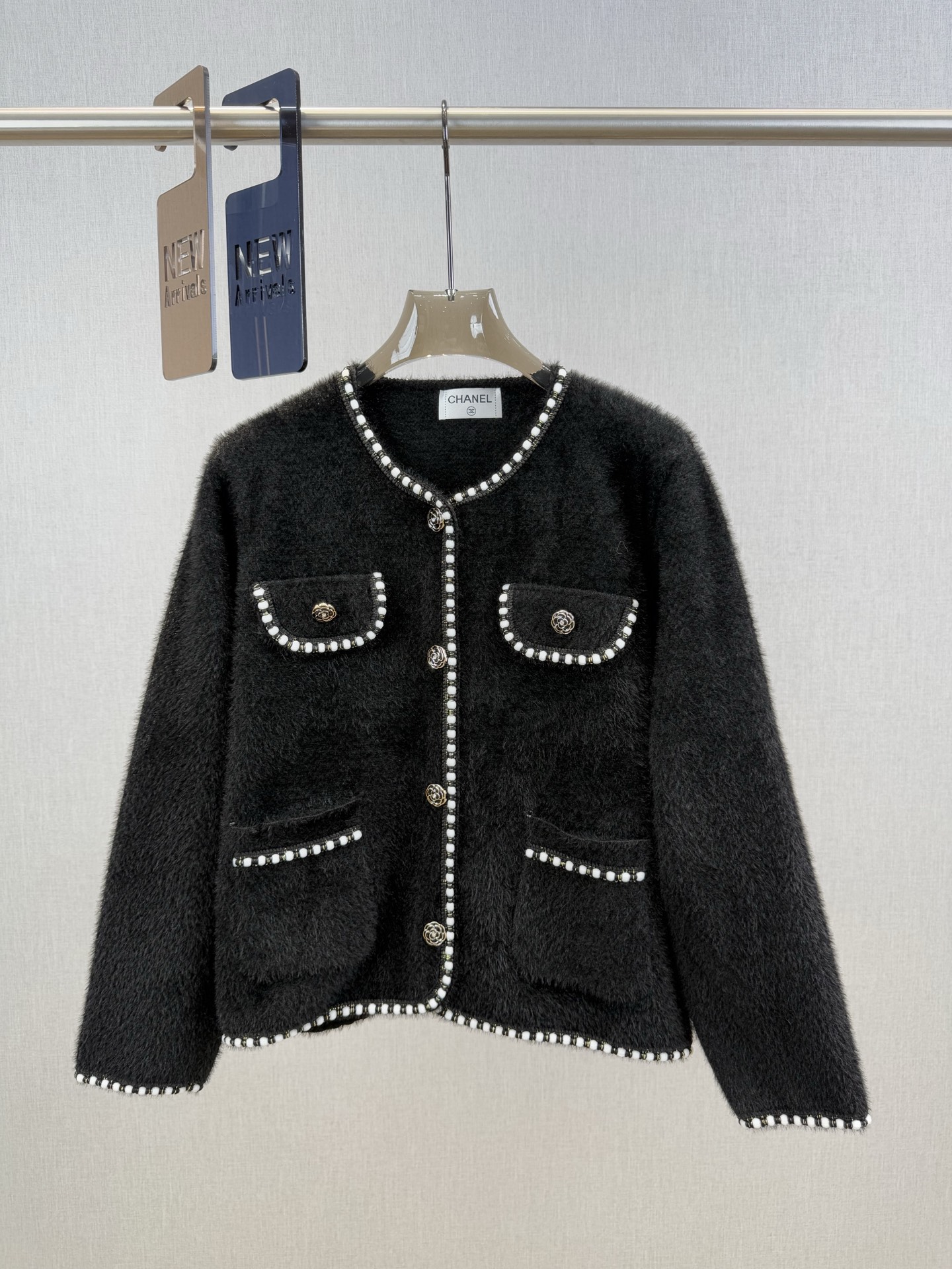 小香｜水貂口袋开衫🟠45%羊毛，35%晴纶，20%尼龙圆领开衫裁剪，胸前口袋设计，金属山茶花排扣设计，法