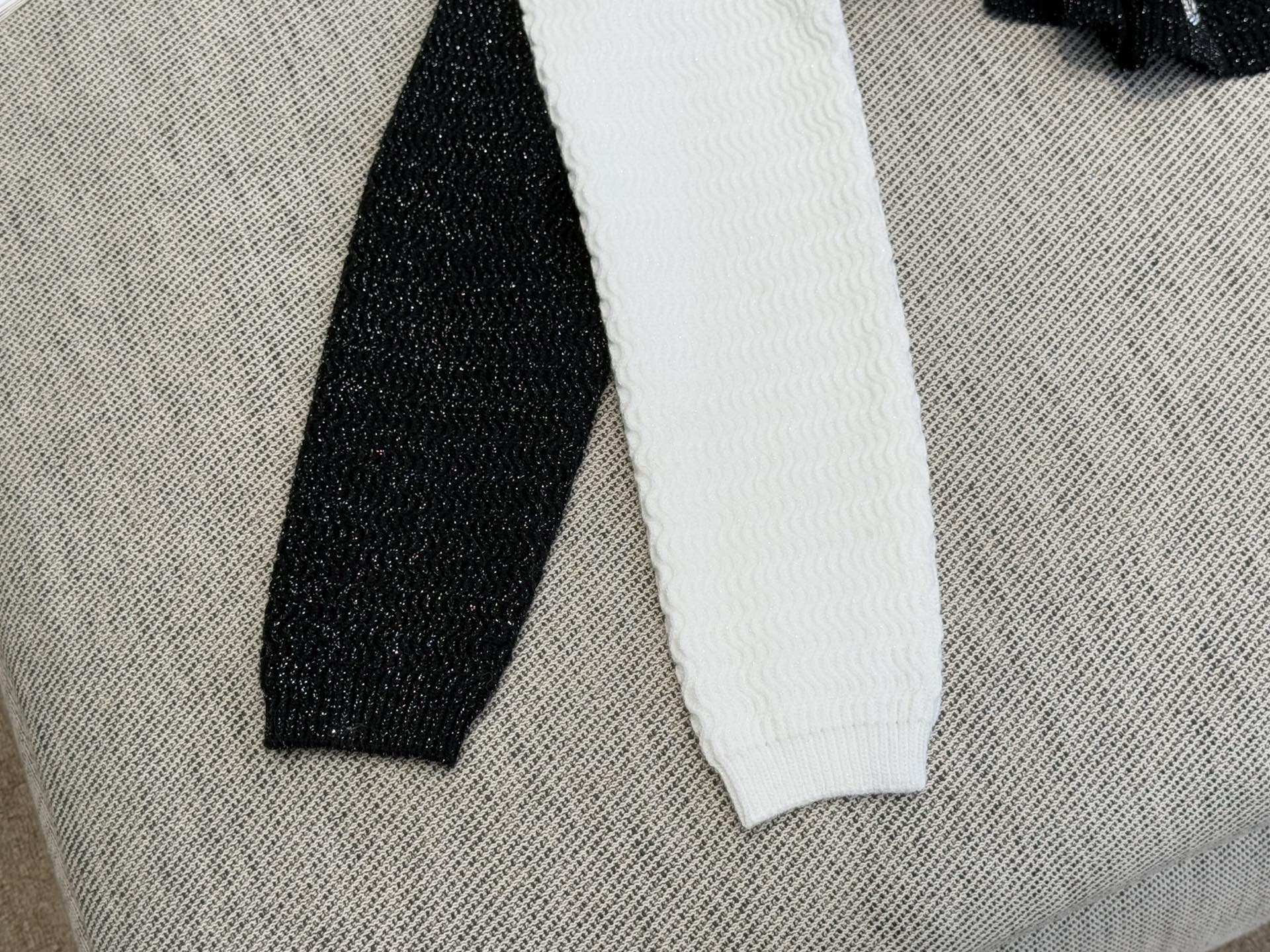 Miu家｜钻饰V领开衫 💜30%羊绒，70%羊毛以V领勾勒优雅颈线，金丝线编织暗藏奢华质感。衣襟水钻扣子