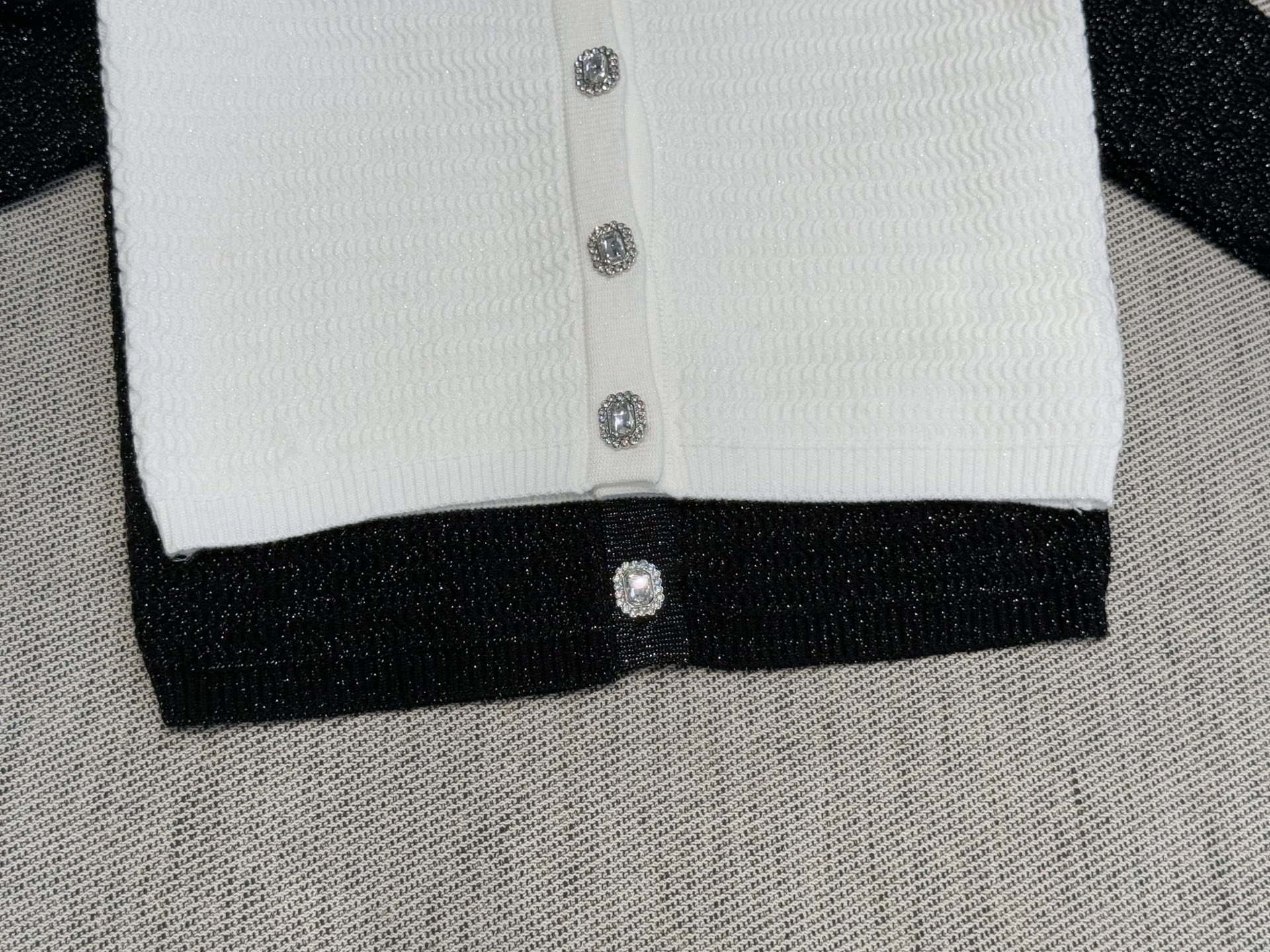 Miu家｜钻饰V领开衫 💜30%羊绒，70%羊毛以V领勾勒优雅颈线，金丝线编织暗藏奢华质感。衣襟水钻扣子