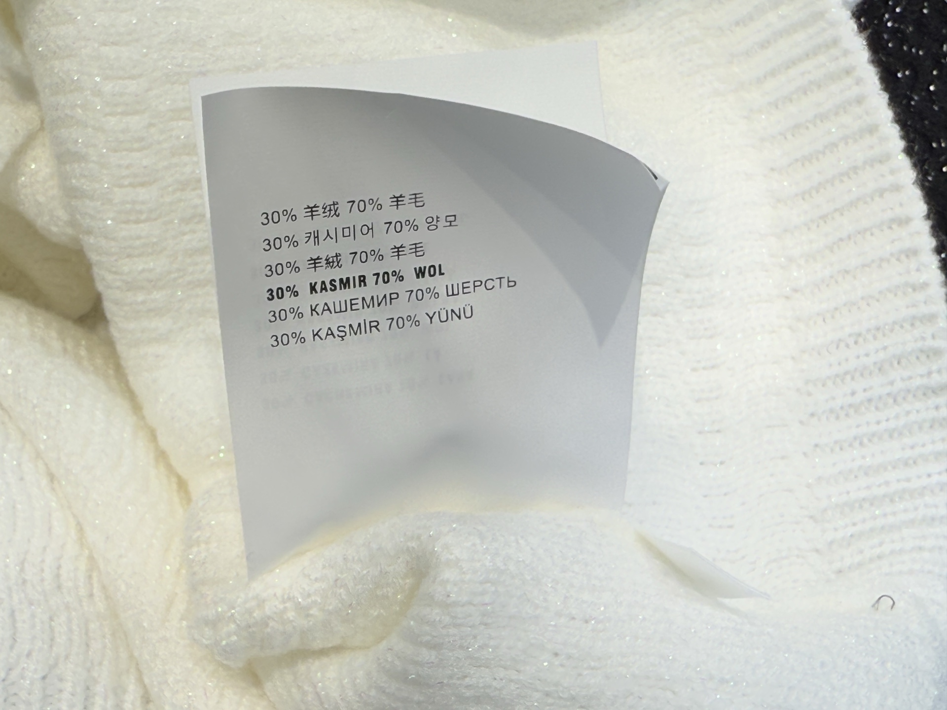 Miu家｜钻饰V领开衫 💜30%羊绒，70%羊毛以V领勾勒优雅颈线，金丝线编织暗藏奢华质感。衣襟水钻扣子