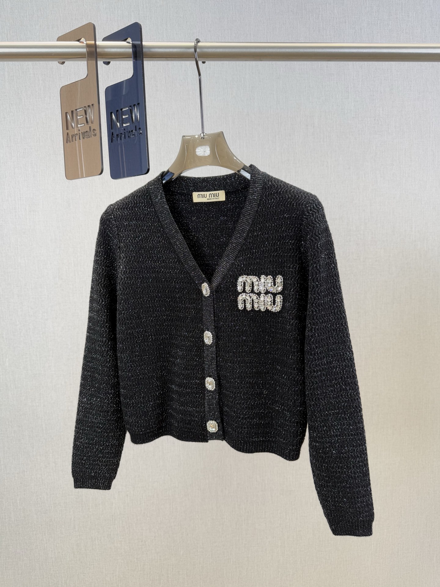 Miu家｜钻饰V领开衫 💜30%羊绒，70%羊毛以V领勾勒优雅颈线，金丝线编织暗藏奢华质感。衣襟水钻扣子