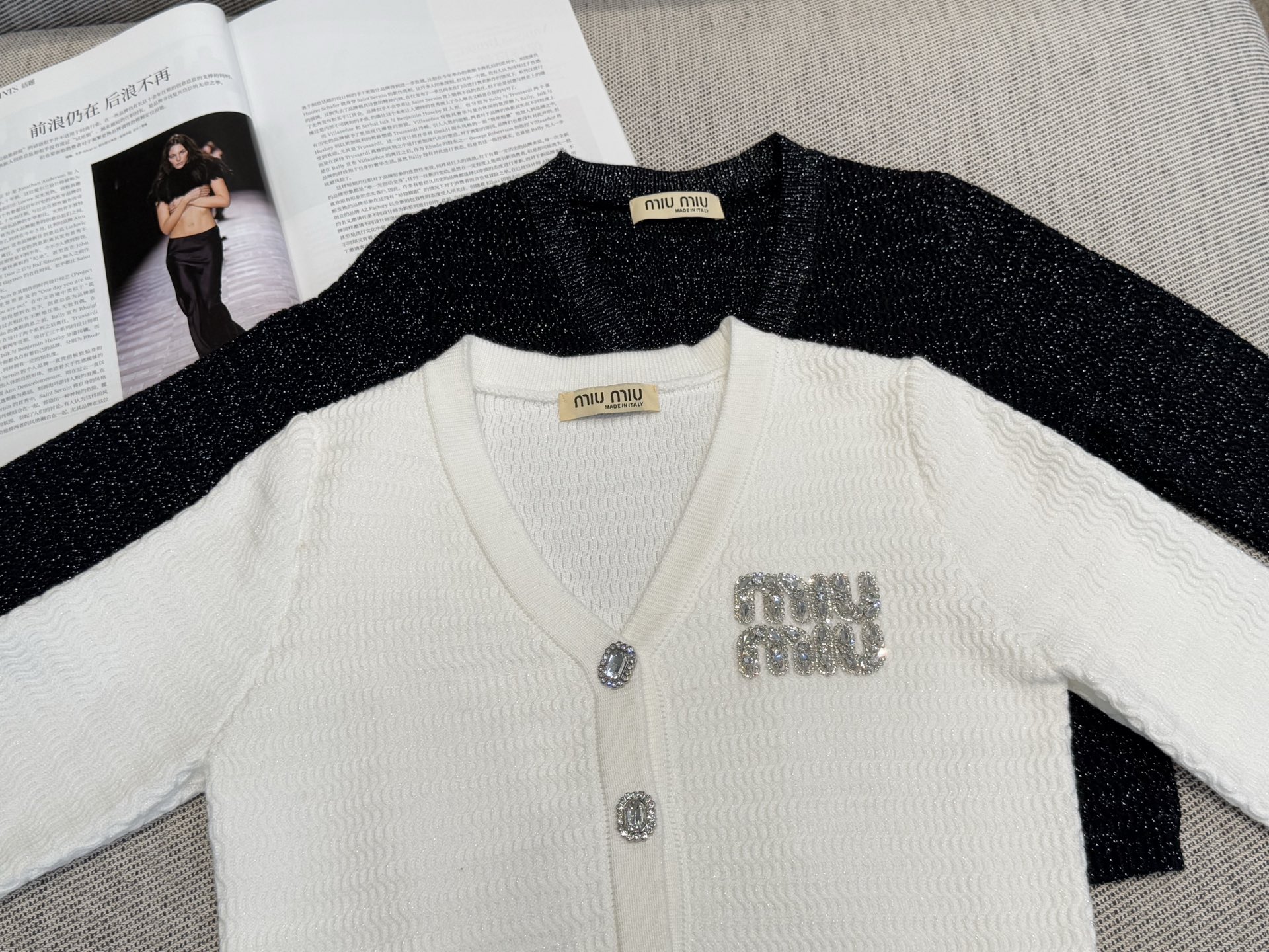 Miu家｜钻饰V领开衫 💜30%羊绒，70%羊毛以V领勾勒优雅颈线，金丝线编织暗藏奢华质感。衣襟水钻扣子