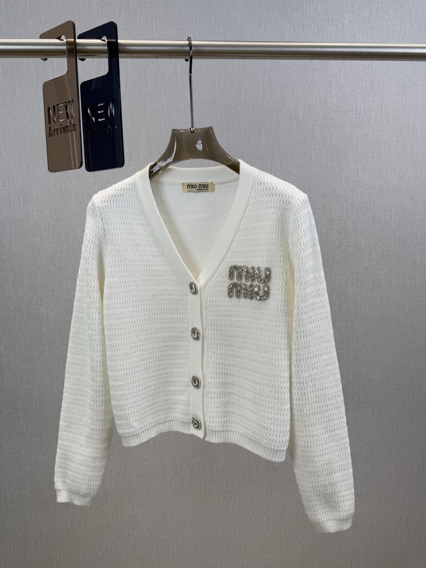 Miu家｜钻饰V领开衫 💜30%羊绒，70%羊毛以V领勾勒优雅颈线，金丝线编织暗藏奢华质感。衣襟水钻扣子