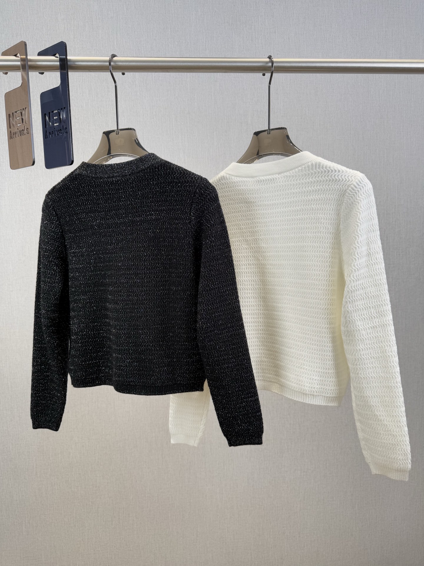 Miu家｜钻饰V领开衫 💜30%羊绒，70%羊毛以V领勾勒优雅颈线，金丝线编织暗藏奢华质感。衣襟水钻扣子