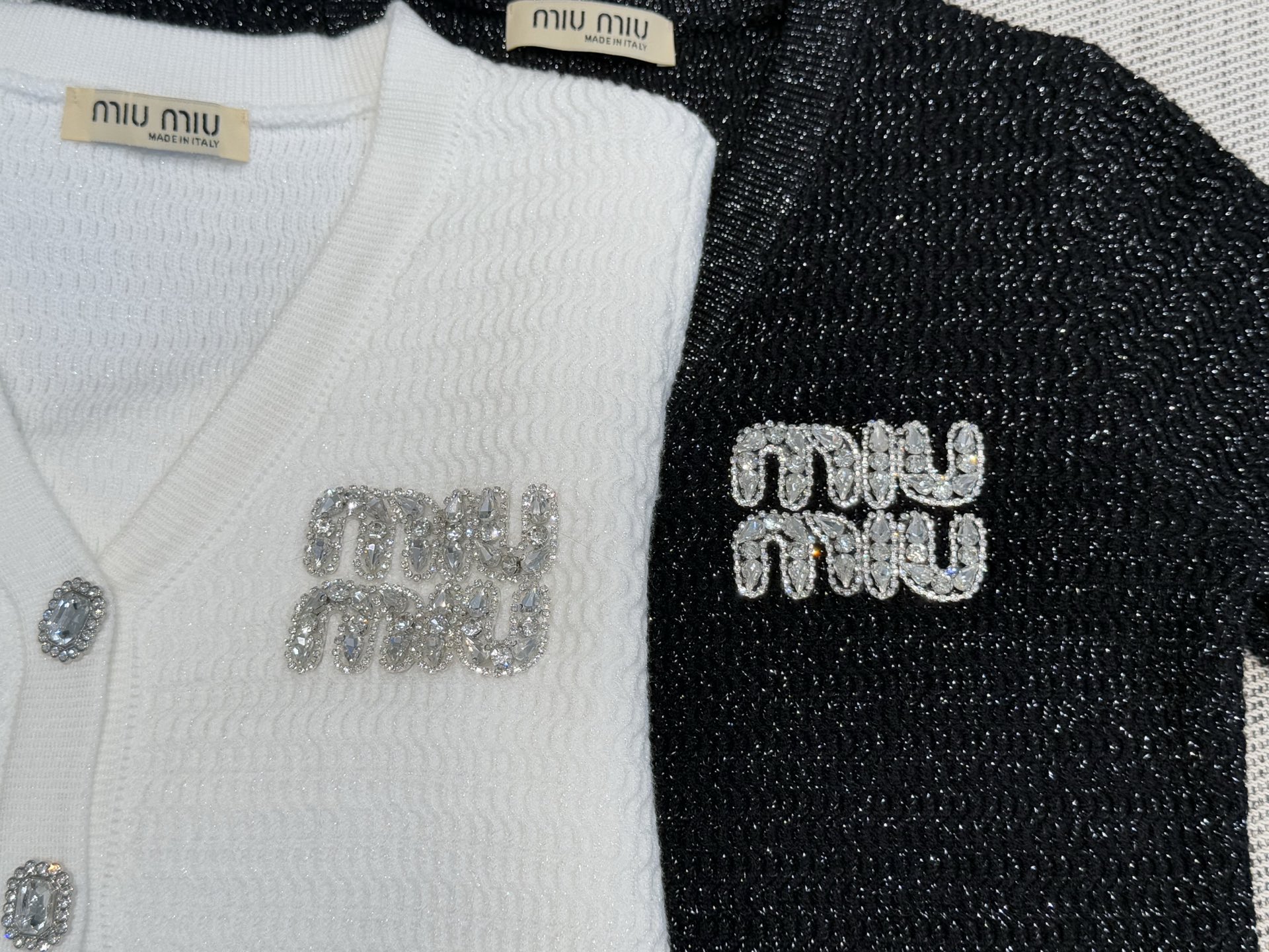 Miu家｜钻饰V领开衫 💜30%羊绒，70%羊毛以V领勾勒优雅颈线，金丝线编织暗藏奢华质感。衣襟水钻扣子