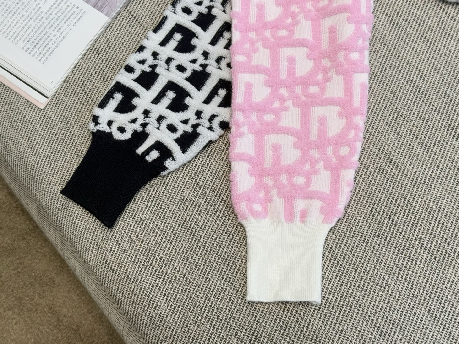 CD｜植绒提花长袖💛100%羊毛整件立体植绒字母logo提花，经典凸起的Oblique 印花图案，胸前搭