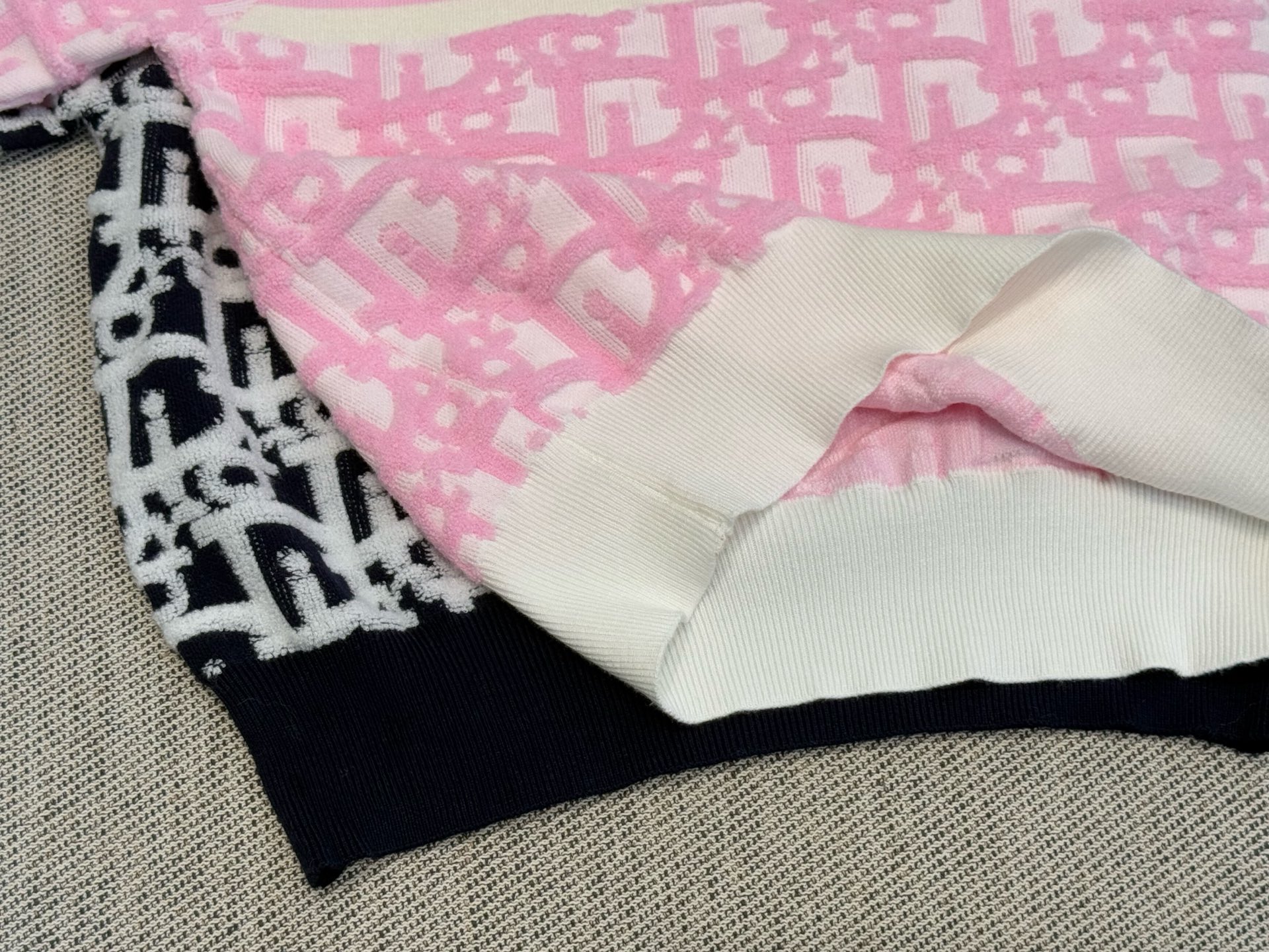 CD｜植绒提花长袖💛100%羊毛整件立体植绒字母logo提花，经典凸起的Oblique 印花图案，胸前搭