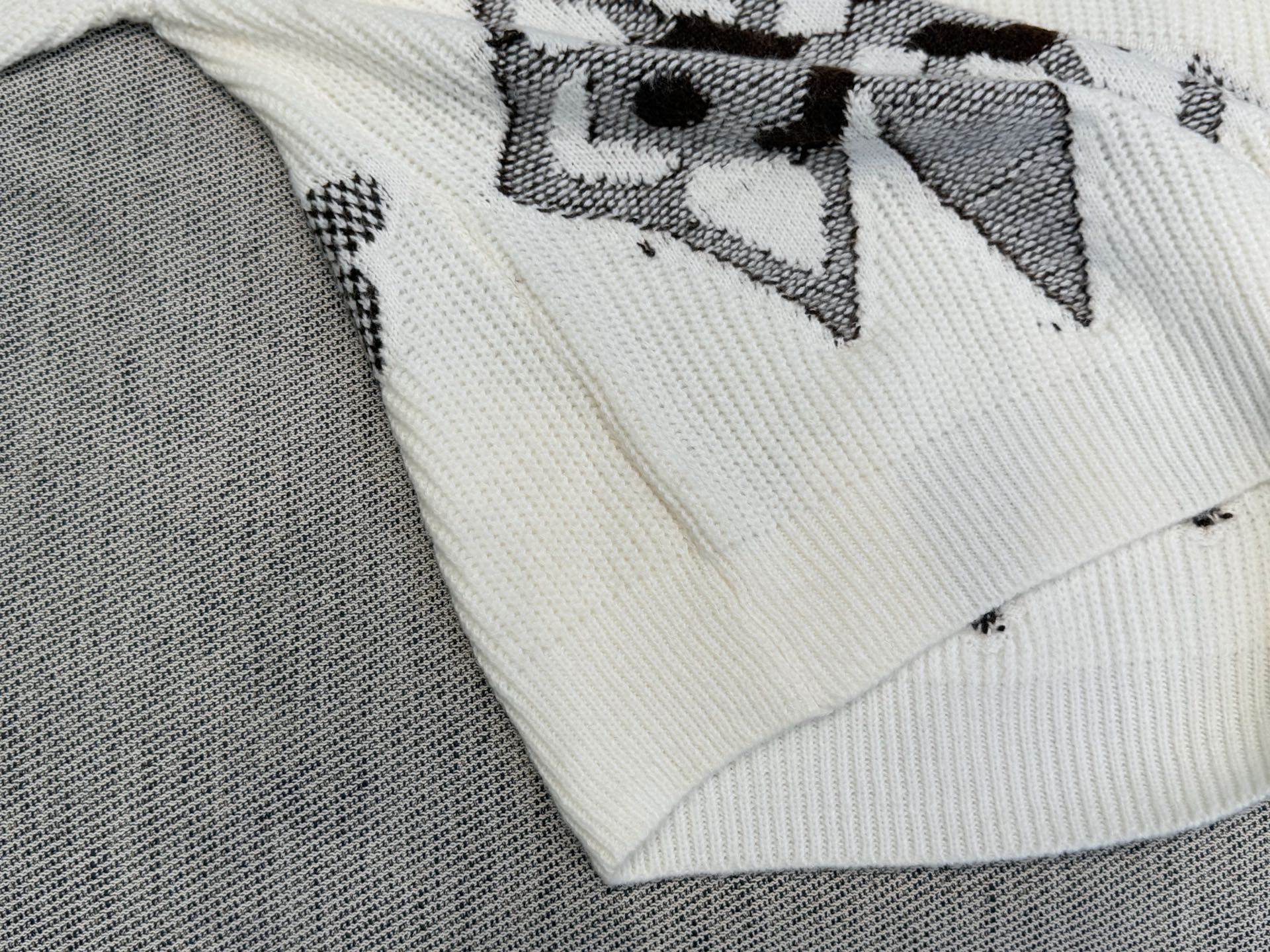 L家｜交叠嵌花长袖🟡100%美丽奴羊毛圆领长袖设计，标志性的Monogram花卉以撞色嵌花提花工艺醒目绽