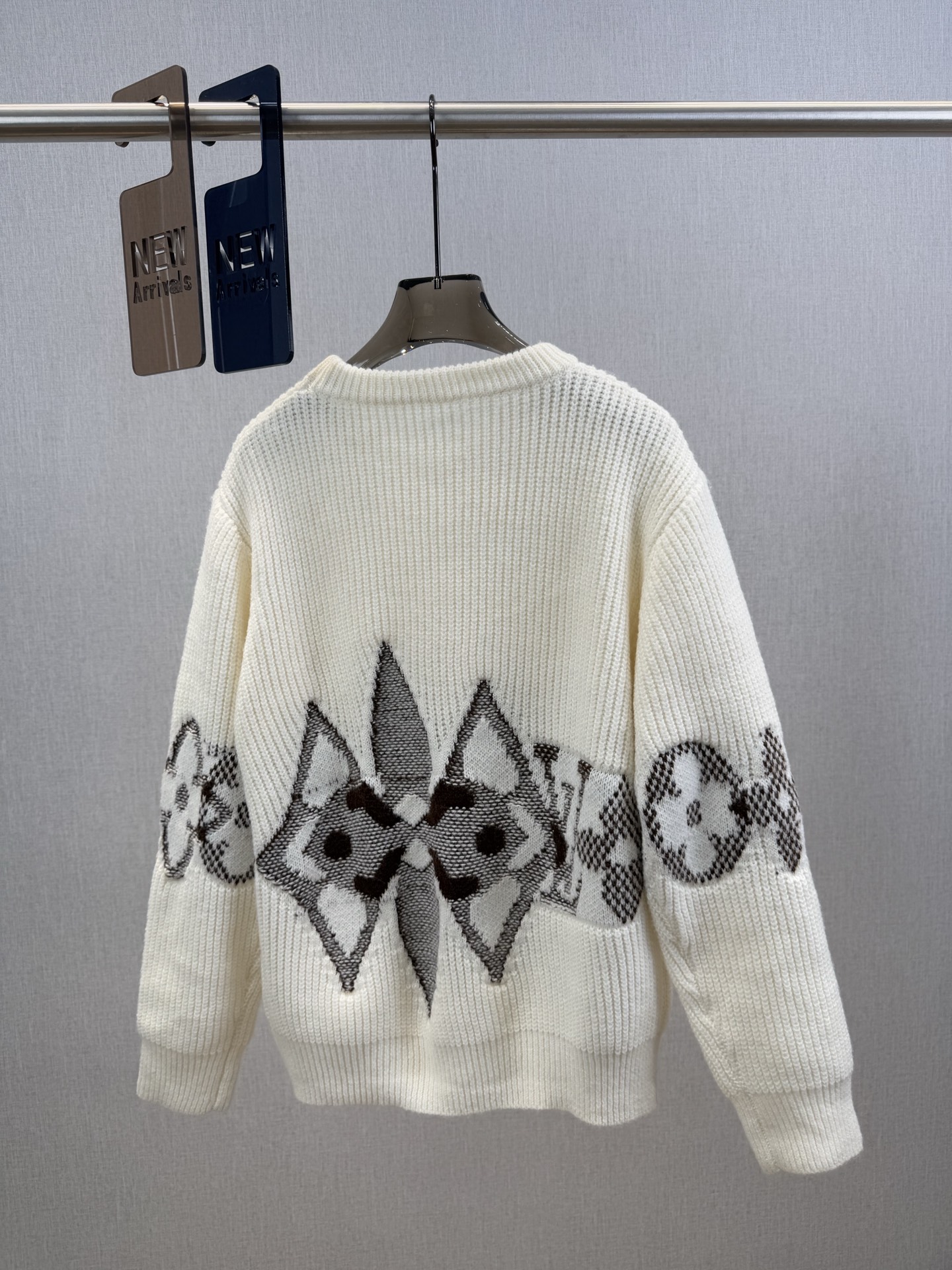 L家｜交叠嵌花长袖🟡100%美丽奴羊毛圆领长袖设计，标志性的Monogram花卉以撞色嵌花提花工艺醒目绽