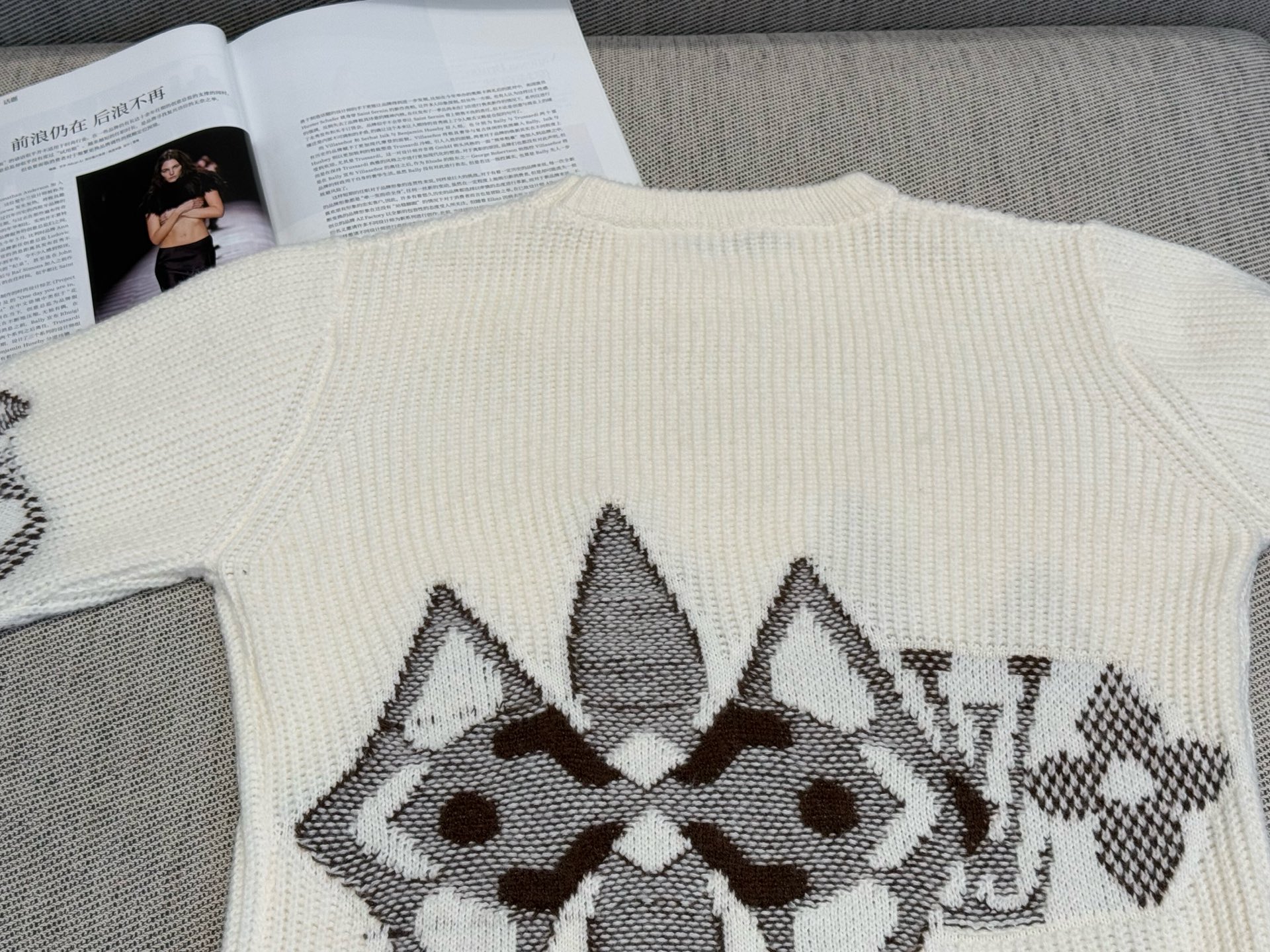 L家｜交叠嵌花长袖🟡100%美丽奴羊毛圆领长袖设计，标志性的Monogram花卉以撞色嵌花提花工艺醒目绽