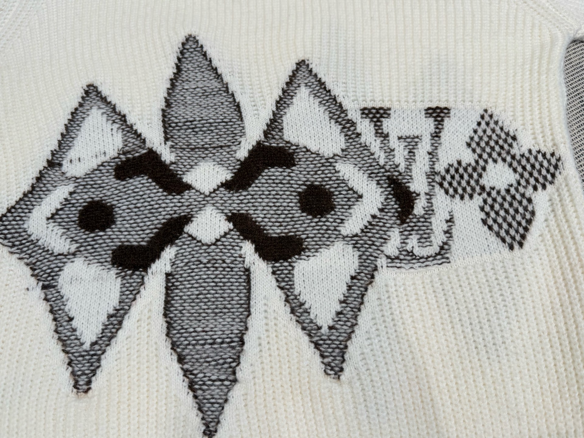 L家｜交叠嵌花长袖🟡100%美丽奴羊毛圆领长袖设计，标志性的Monogram花卉以撞色嵌花提花工艺醒目绽