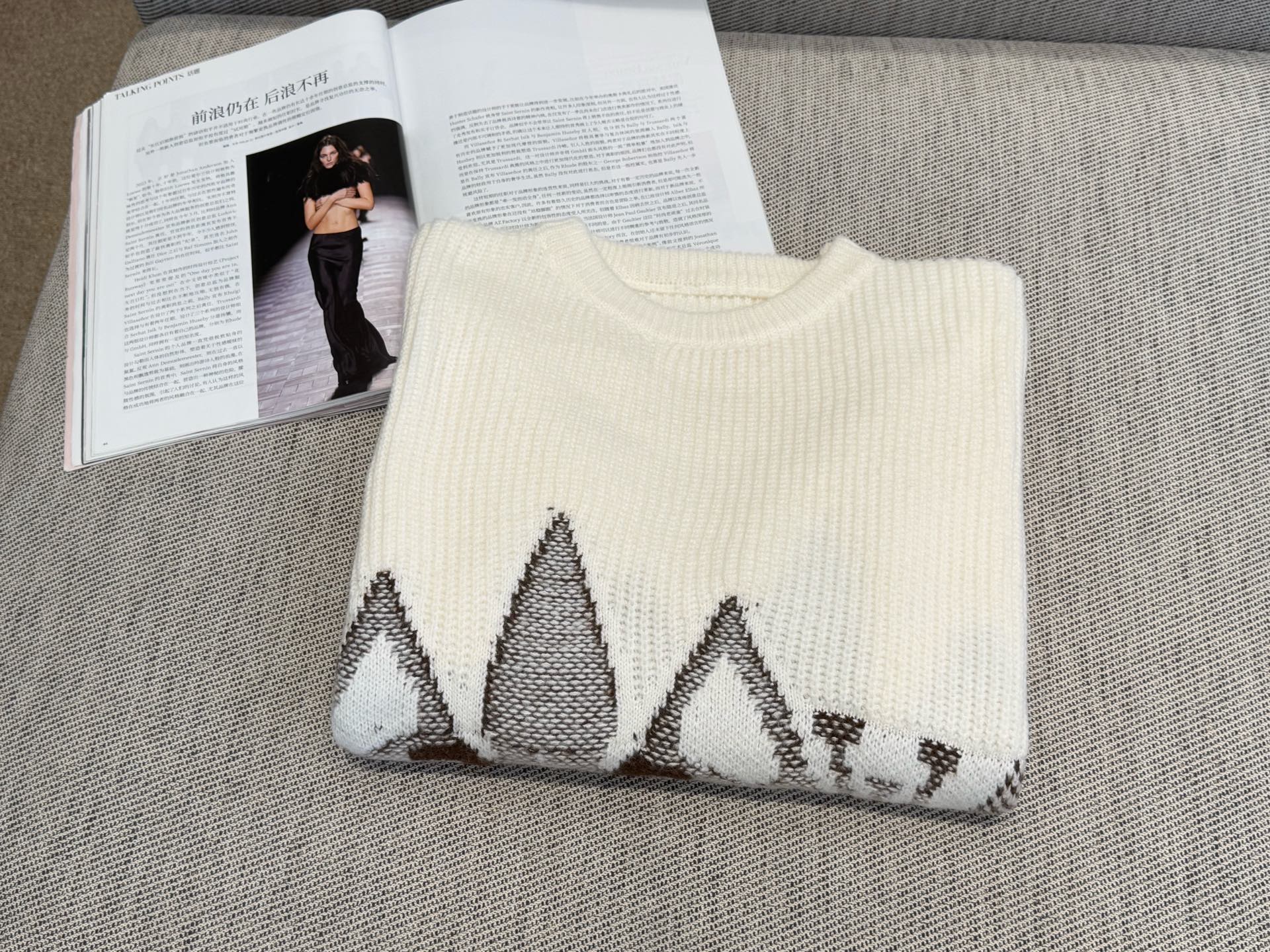 L家｜交叠嵌花长袖🟡100%美丽奴羊毛圆领长袖设计，标志性的Monogram花卉以撞色嵌花提花工艺醒目绽