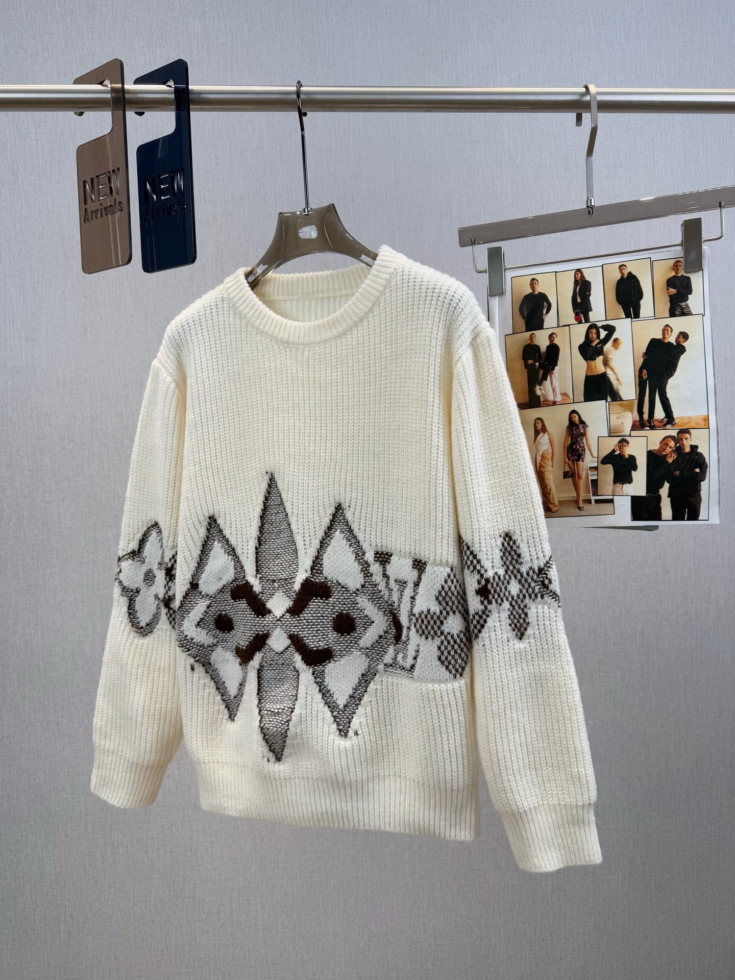 L家｜交叠嵌花长袖🟡100%美丽奴羊毛圆领长袖设计，标志性的Monogram花卉以撞色嵌花提花工艺醒目绽