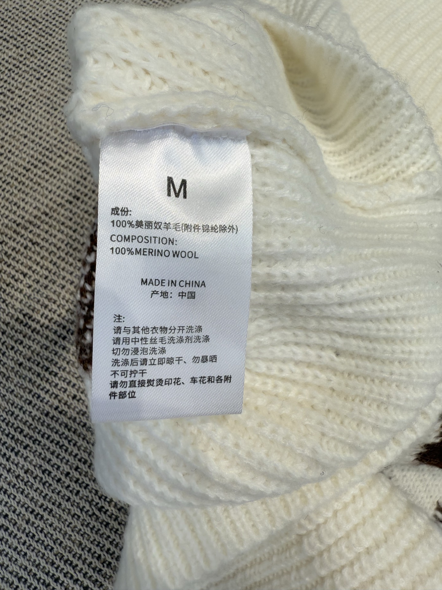 L家｜交叠嵌花长袖🟡100%美丽奴羊毛圆领长袖设计，标志性的Monogram花卉以撞色嵌花提花工艺醒目绽