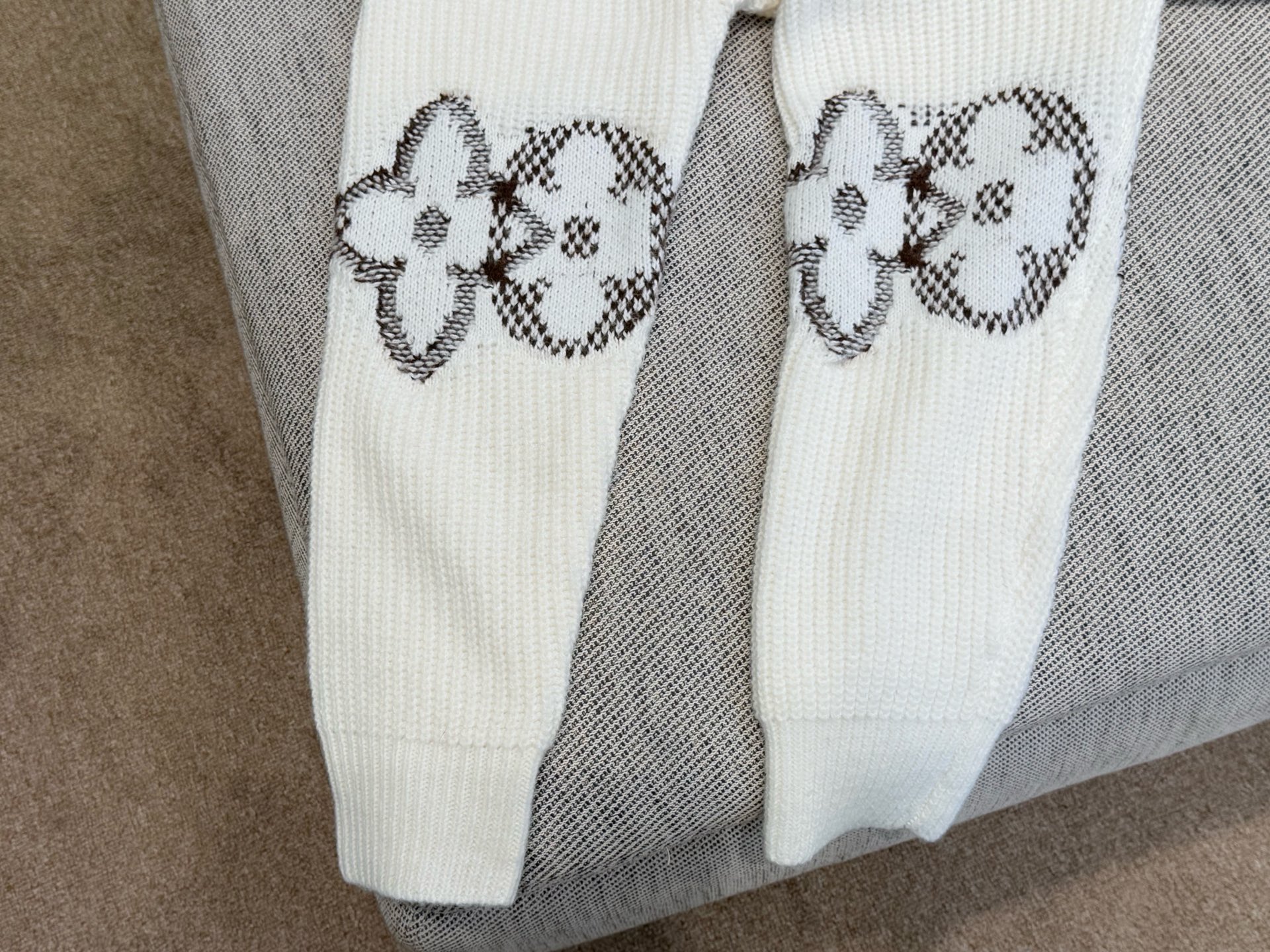 L家｜交叠嵌花长袖🟡100%美丽奴羊毛圆领长袖设计，标志性的Monogram花卉以撞色嵌花提花工艺醒目绽