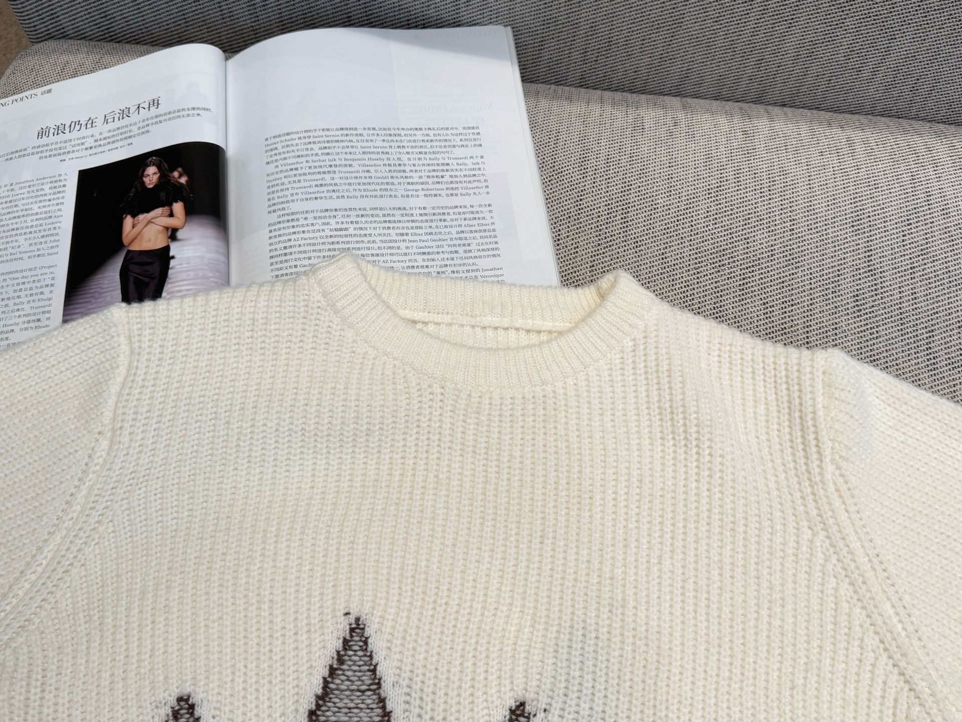 L家｜交叠嵌花长袖🟡100%美丽奴羊毛圆领长袖设计，标志性的Monogram花卉以撞色嵌花提花工艺醒目绽