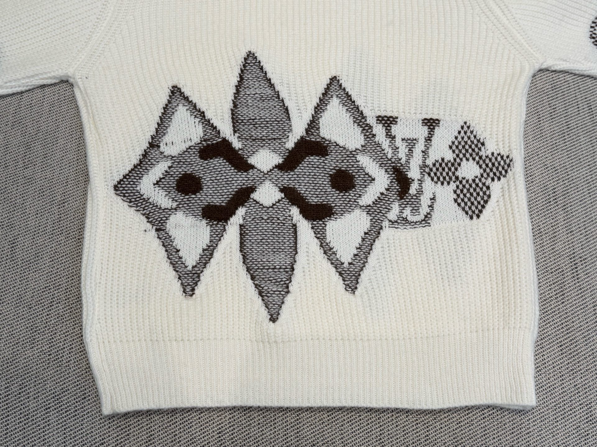 L家｜交叠嵌花长袖🟡100%美丽奴羊毛圆领长袖设计，标志性的Monogram花卉以撞色嵌花提花工艺醒目绽