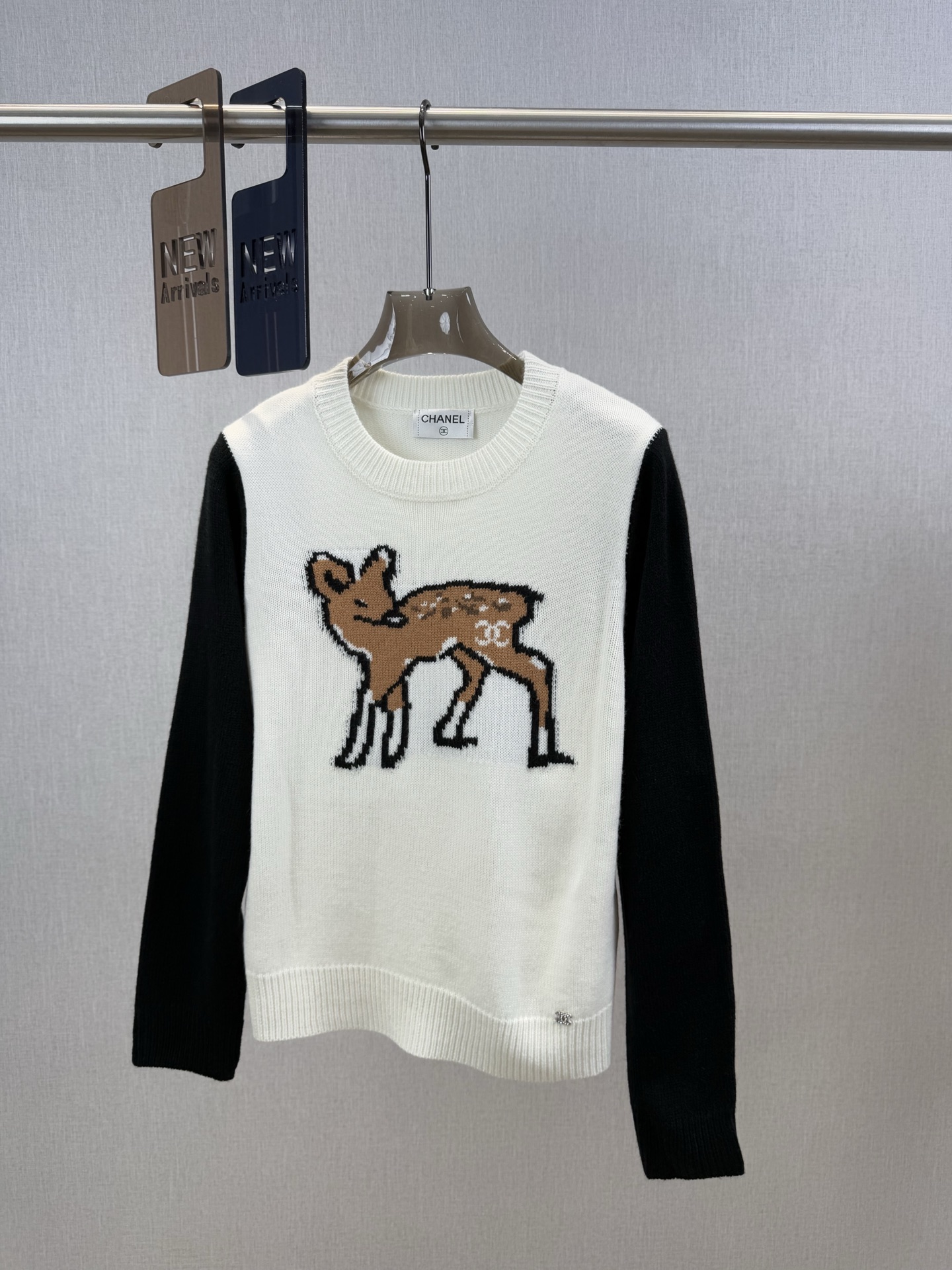 小香｜撞色小鹿长袖🎀45%羊毛，35%晴纶，20%尼龙圆领长袖裁剪，胸前经典小鹿提花，衣脚双C标志，黑白