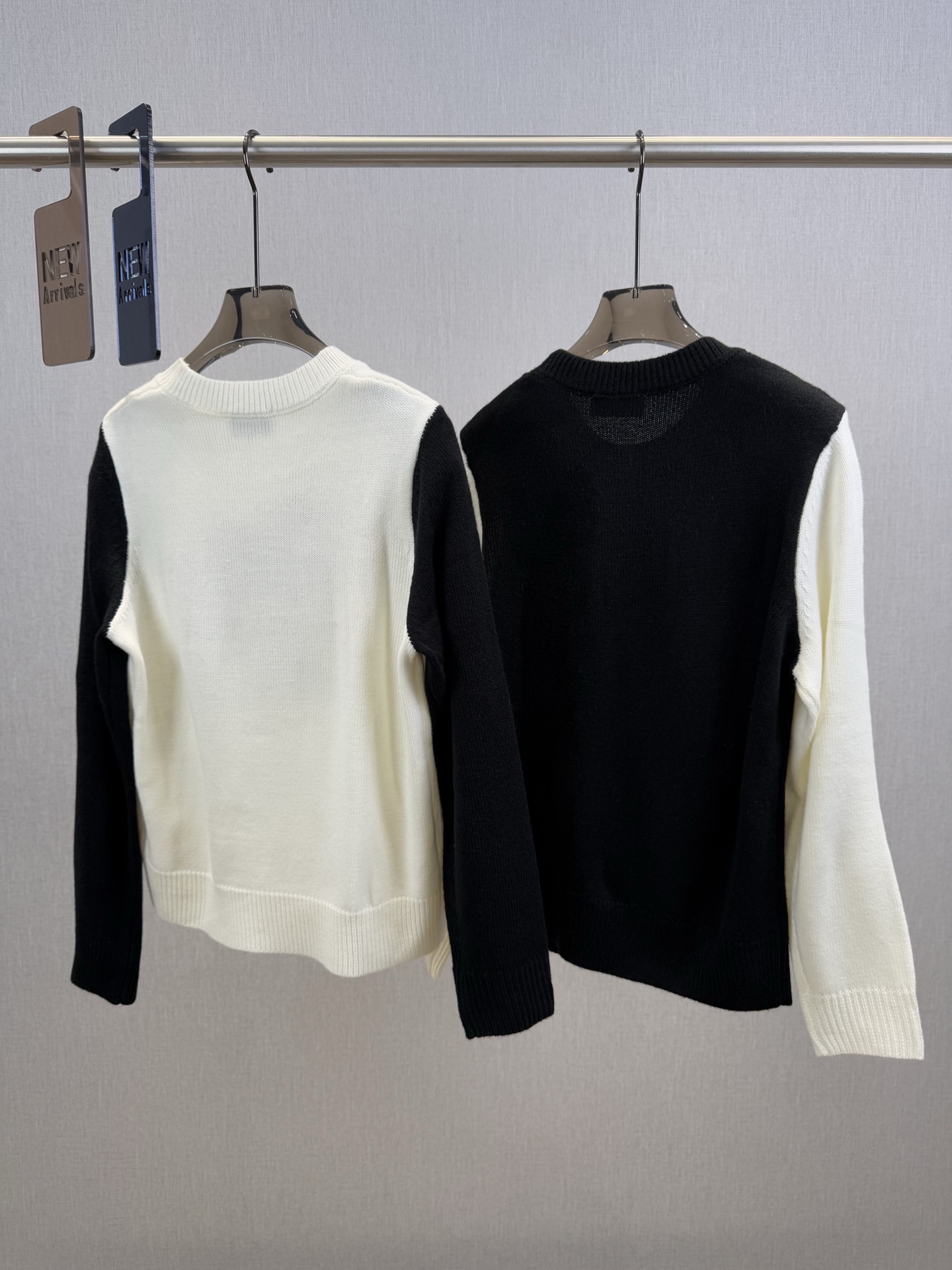 小香｜撞色小鹿长袖🎀45%羊毛，35%晴纶，20%尼龙圆领长袖裁剪，胸前经典小鹿提花，衣脚双C标志，黑白