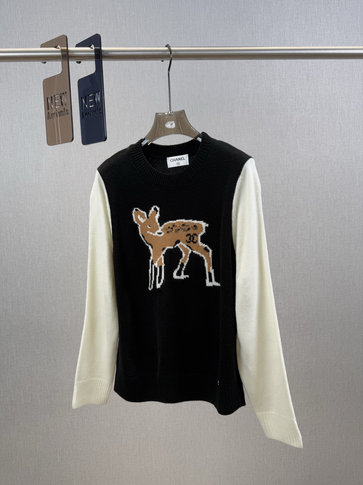 小香｜撞色小鹿长袖🎀45%羊毛，35%晴纶，20%尼龙圆领长袖裁剪，胸前经典小鹿提花，衣脚双C标志，黑白