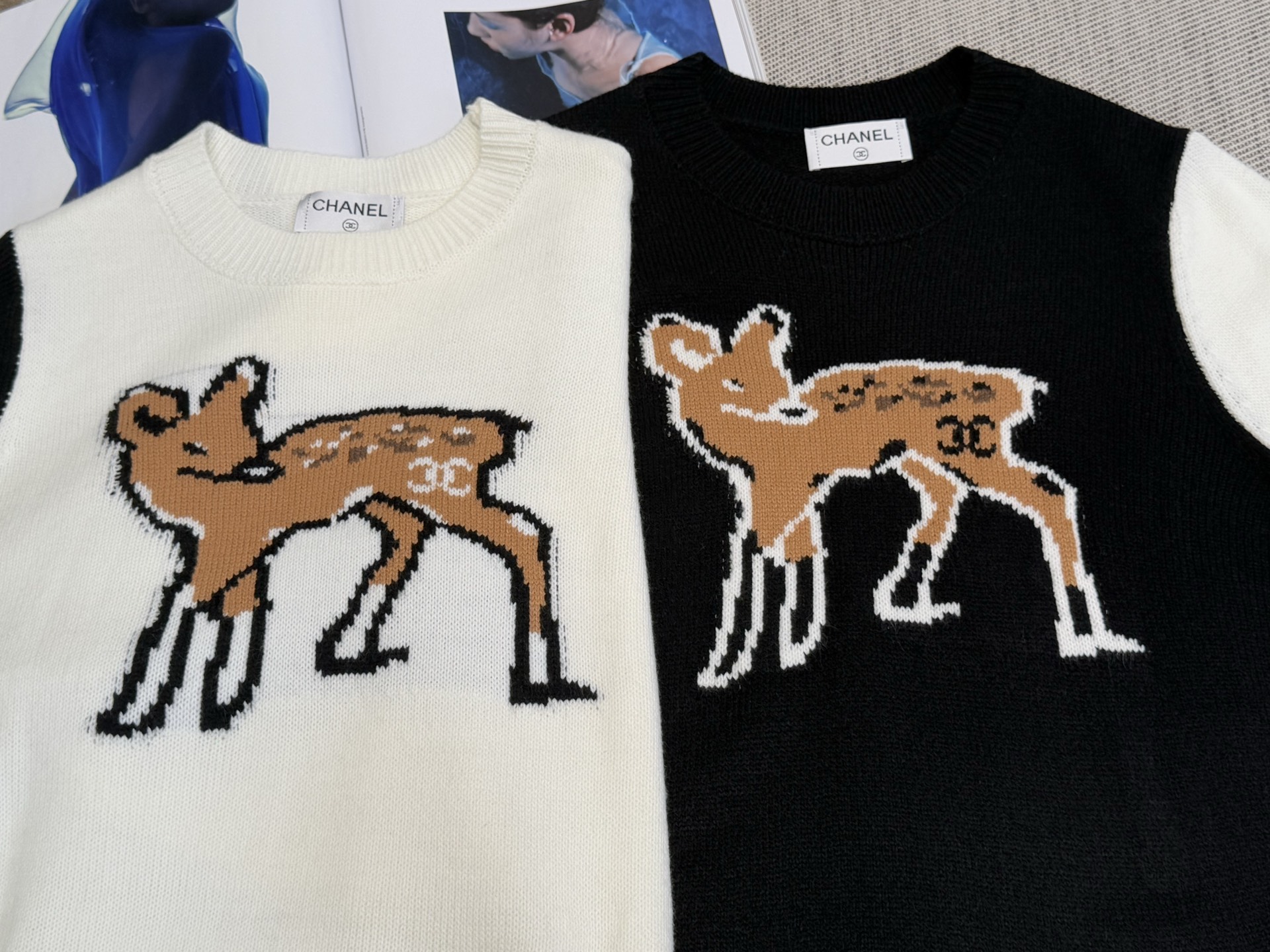 小香｜撞色小鹿长袖🎀45%羊毛，35%晴纶，20%尼龙圆领长袖裁剪，胸前经典小鹿提花，衣脚双C标志，黑白