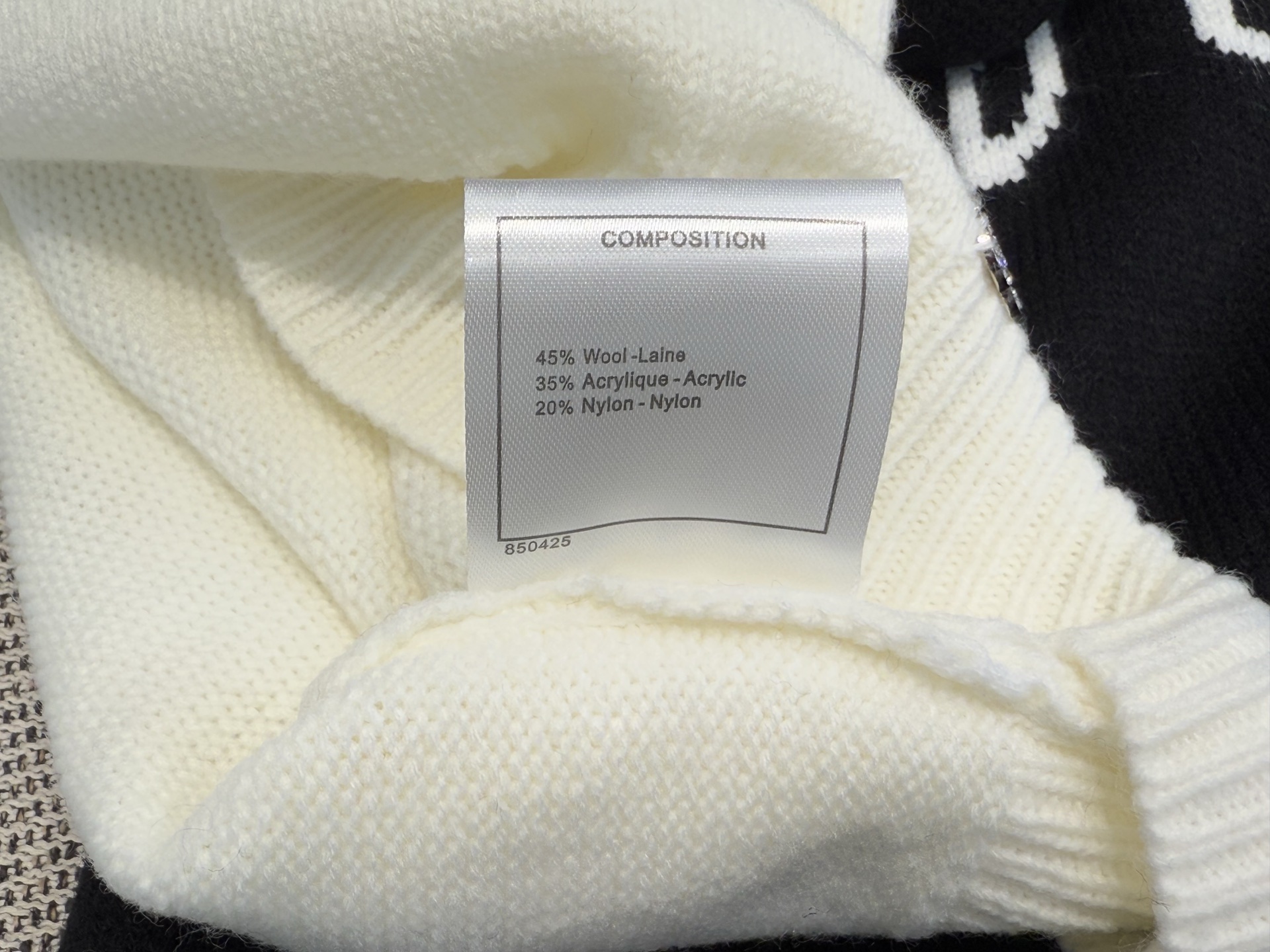 小香｜撞色小鹿长袖🎀45%羊毛，35%晴纶，20%尼龙圆领长袖裁剪，胸前经典小鹿提花，衣脚双C标志，黑白