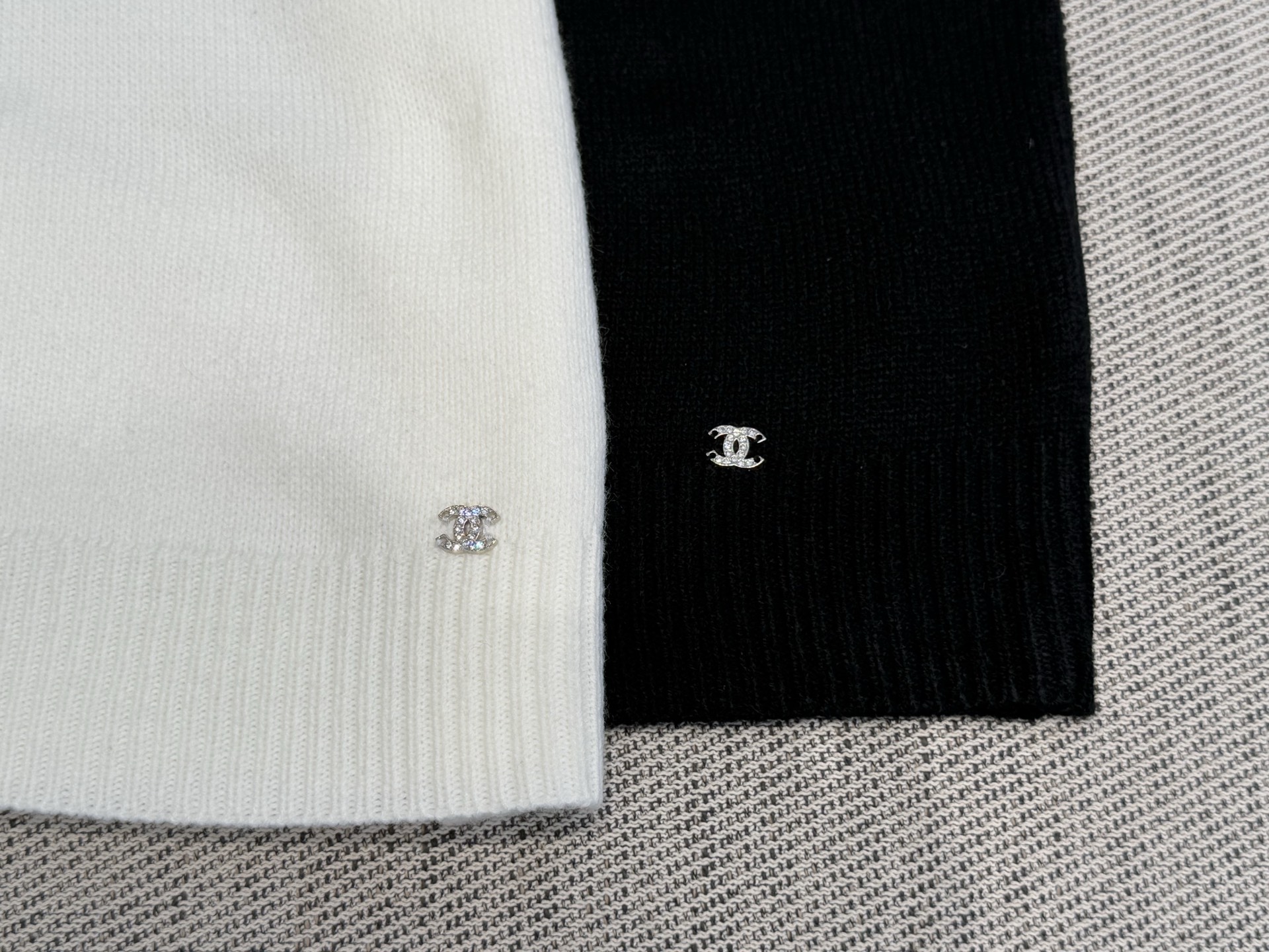 小香｜撞色小鹿长袖🎀45%羊毛，35%晴纶，20%尼龙圆领长袖裁剪，胸前经典小鹿提花，衣脚双C标志，黑白