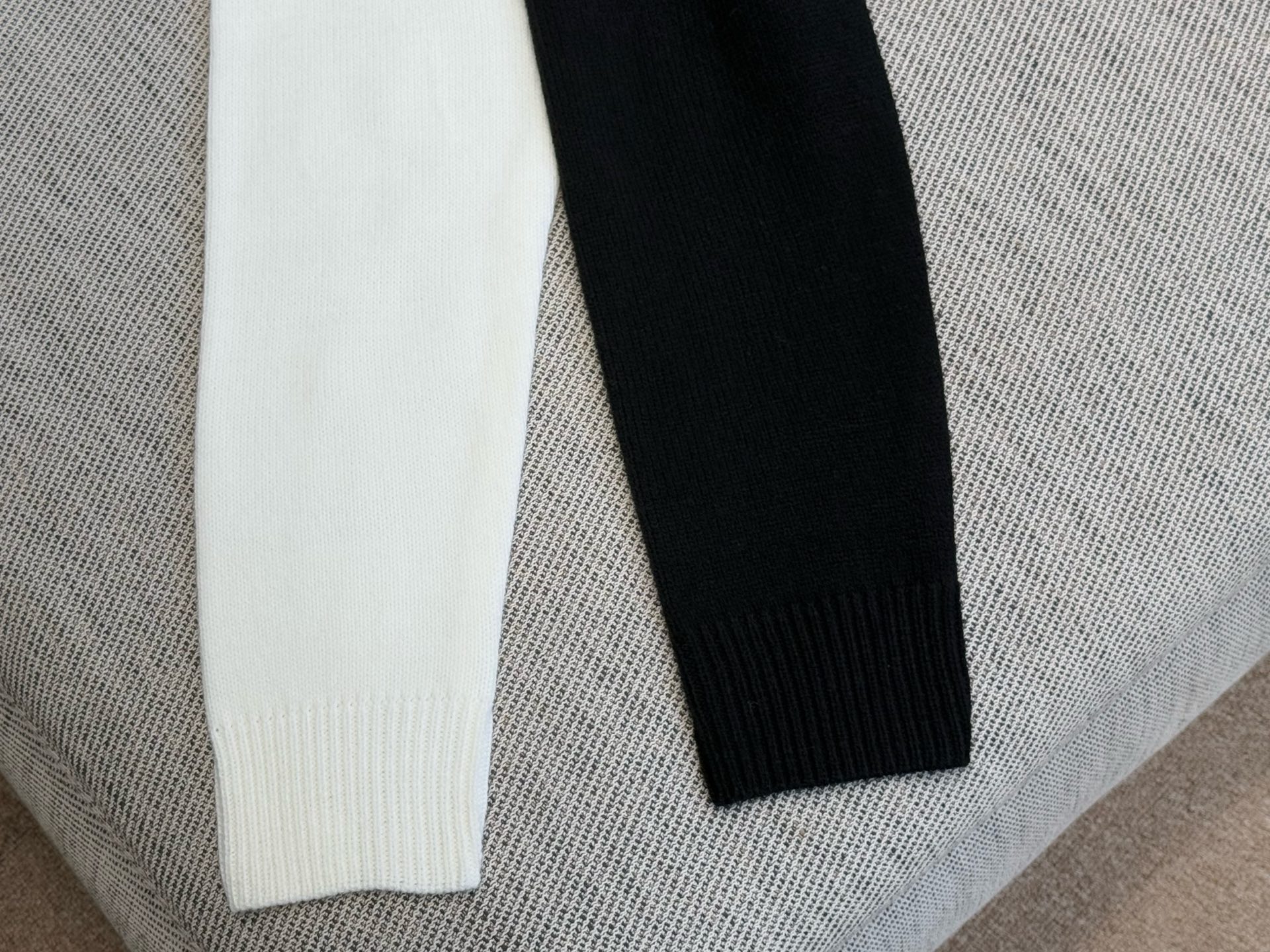 小香｜撞色小鹿长袖🎀45%羊毛，35%晴纶，20%尼龙圆领长袖裁剪，胸前经典小鹿提花，衣脚双C标志，黑白