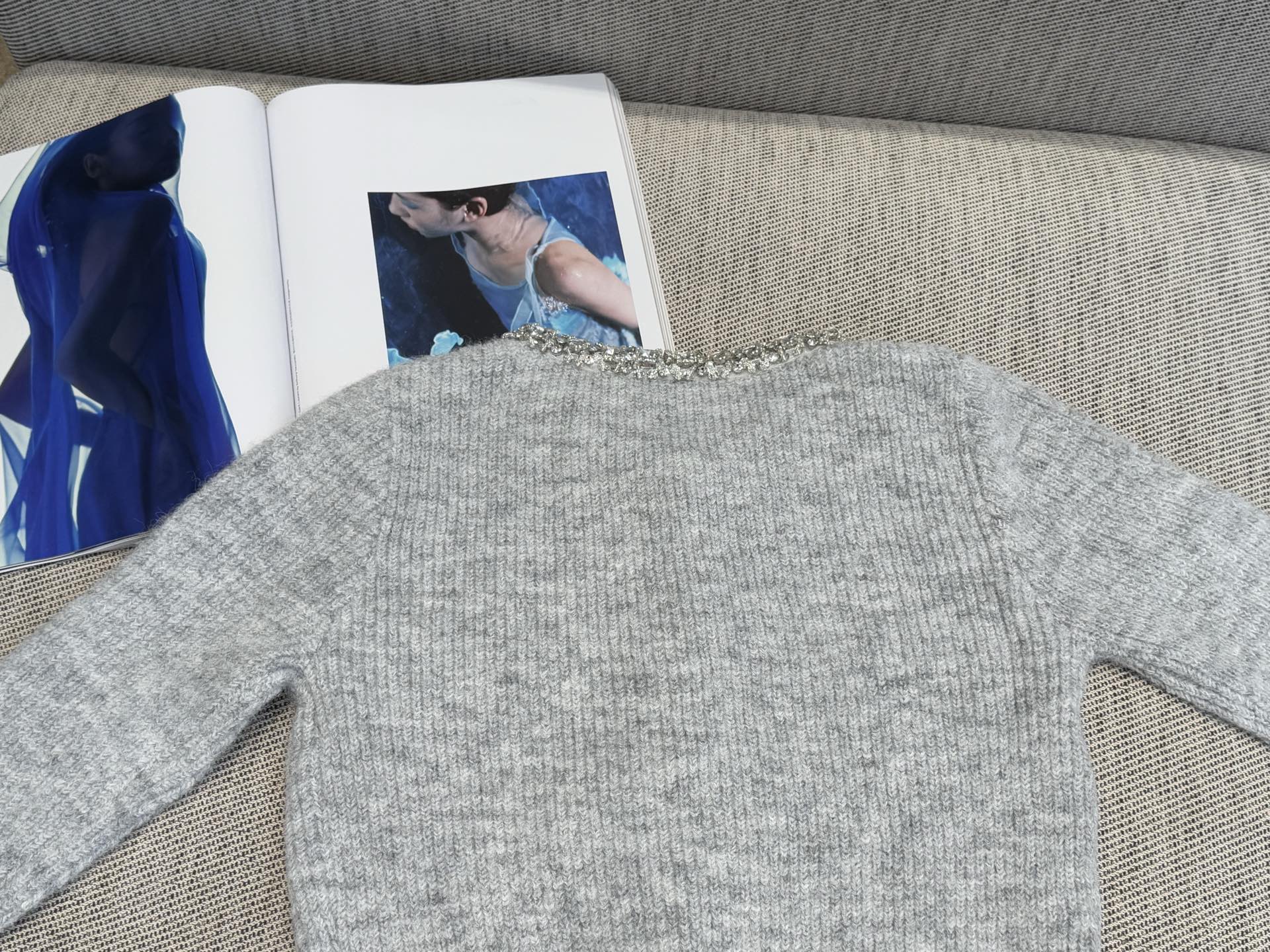 S家｜钻饰针织开衫💜100%羊毛灰色镶钻针织开衫，柔软材质+精致镶钻，优雅又高级！短款设计，搭配高腰裙o