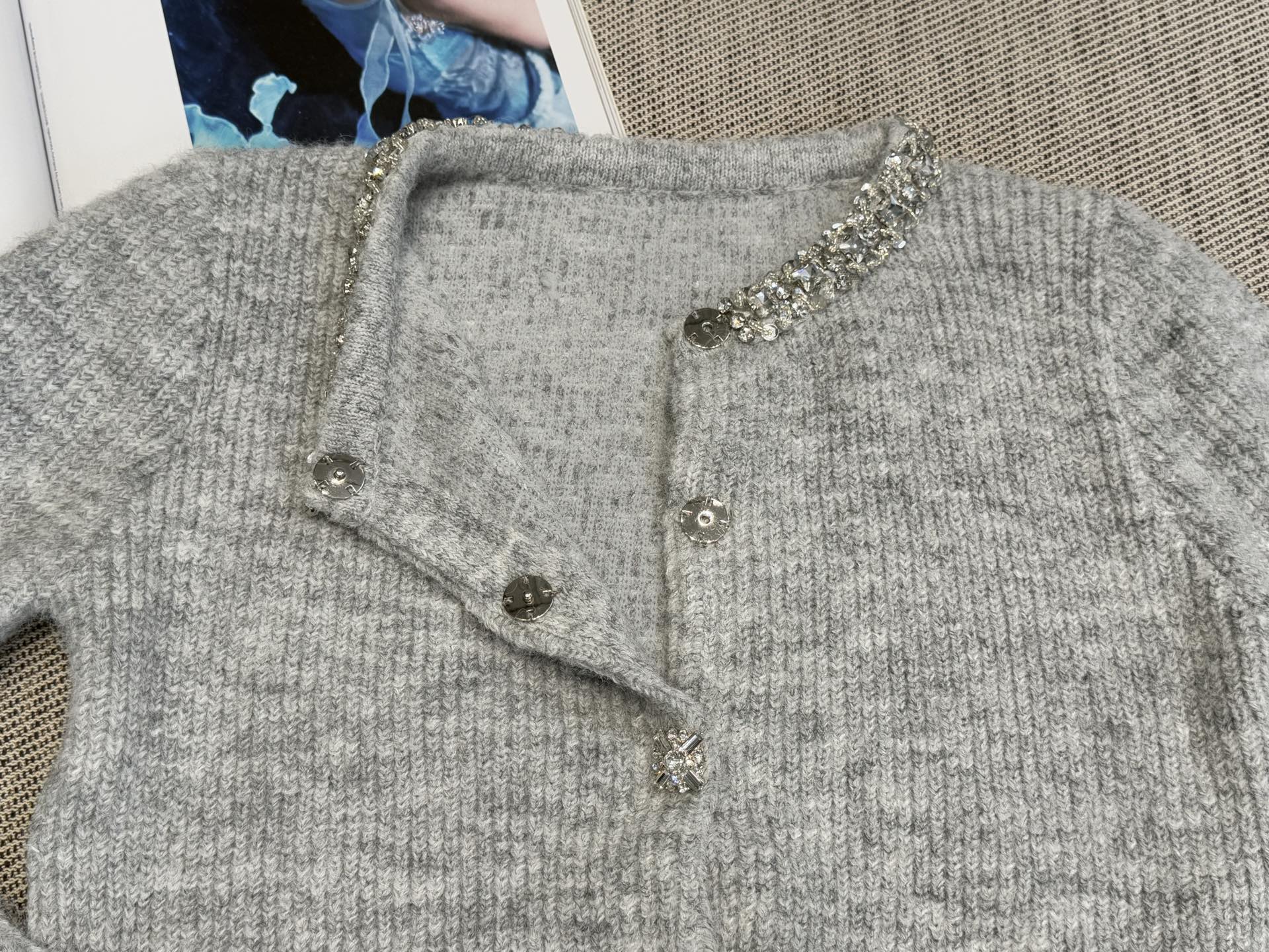 S家｜钻饰针织开衫💜100%羊毛灰色镶钻针织开衫，柔软材质+精致镶钻，优雅又高级！短款设计，搭配高腰裙o
