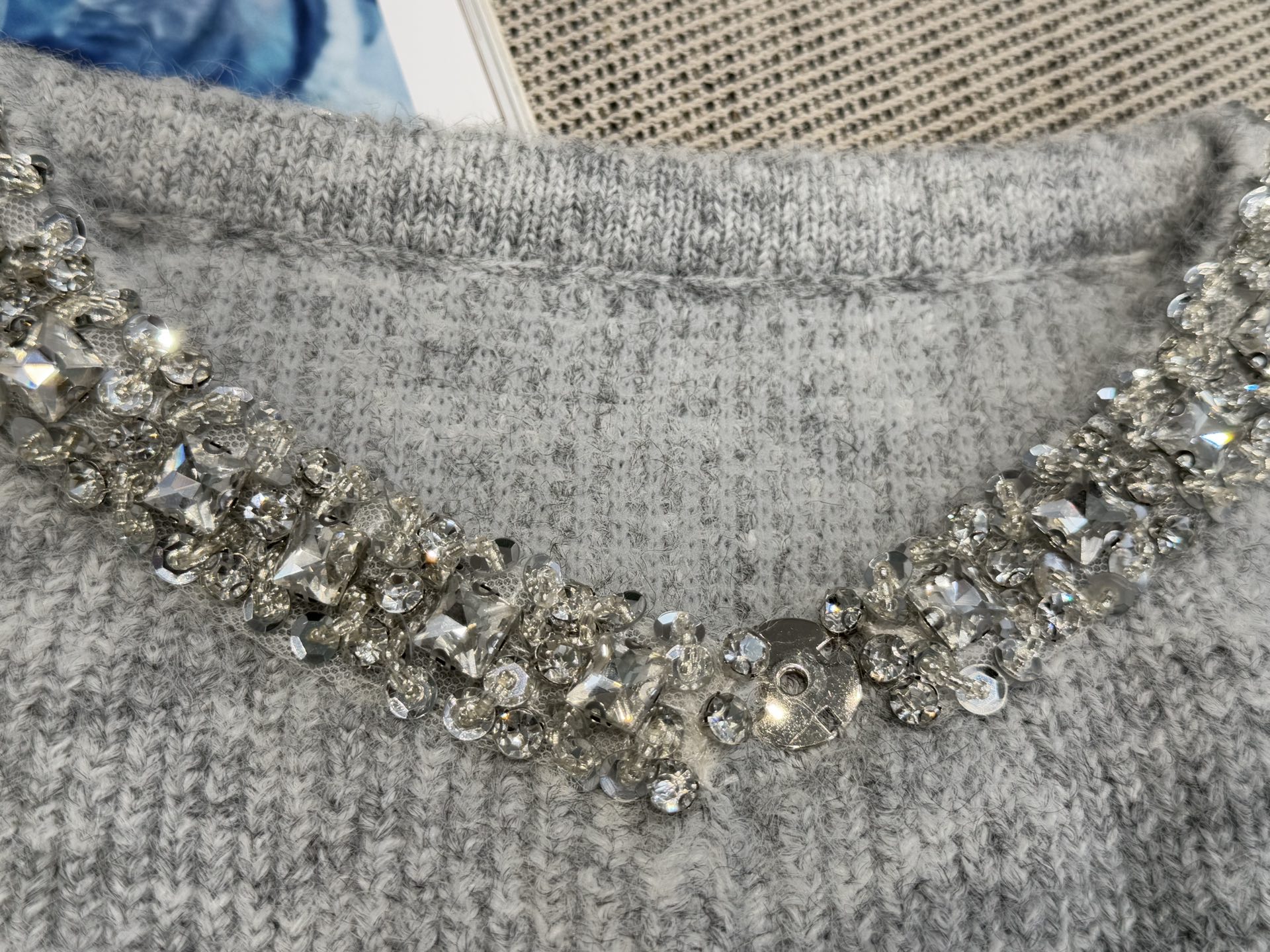 S家｜钻饰针织开衫💜100%羊毛灰色镶钻针织开衫，柔软材质+精致镶钻，优雅又高级！短款设计，搭配高腰裙o