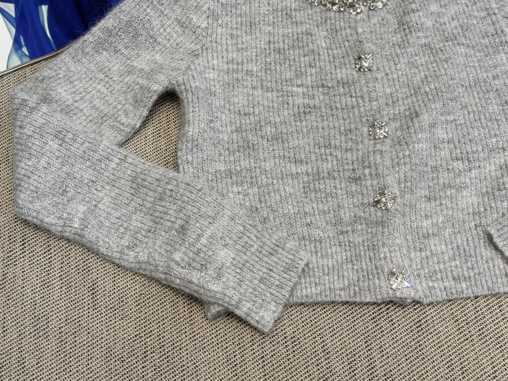 S家｜钻饰针织开衫💜100%羊毛灰色镶钻针织开衫，柔软材质+精致镶钻，优雅又高级！短款设计，搭配高腰裙o