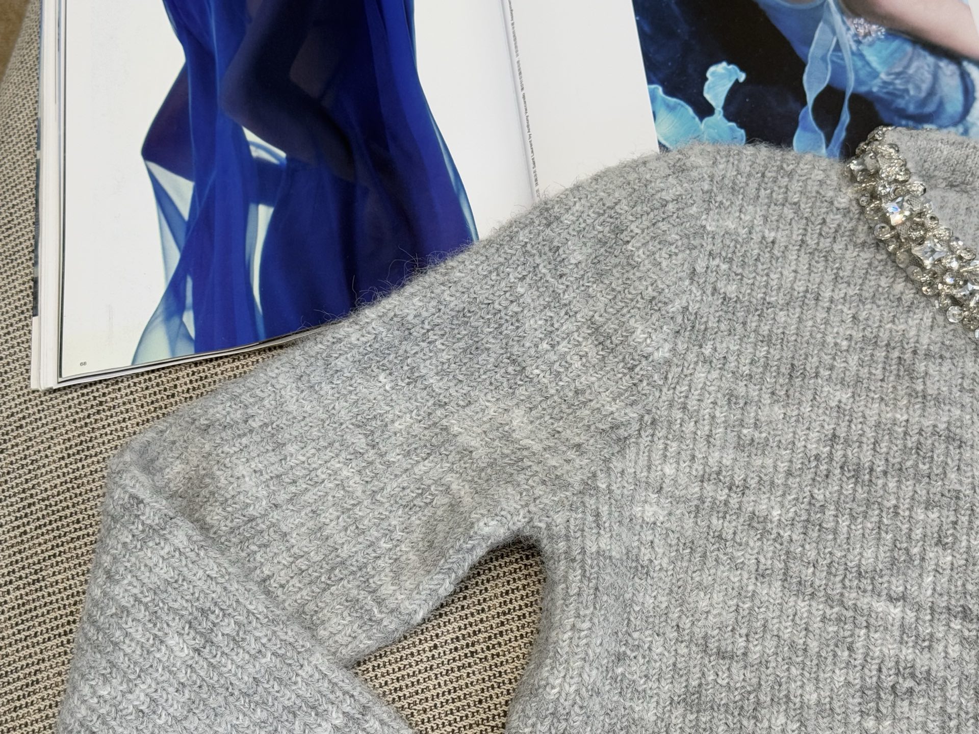 S家｜钻饰针织开衫💜100%羊毛灰色镶钻针织开衫，柔软材质+精致镶钻，优雅又高级！短款设计，搭配高腰裙o