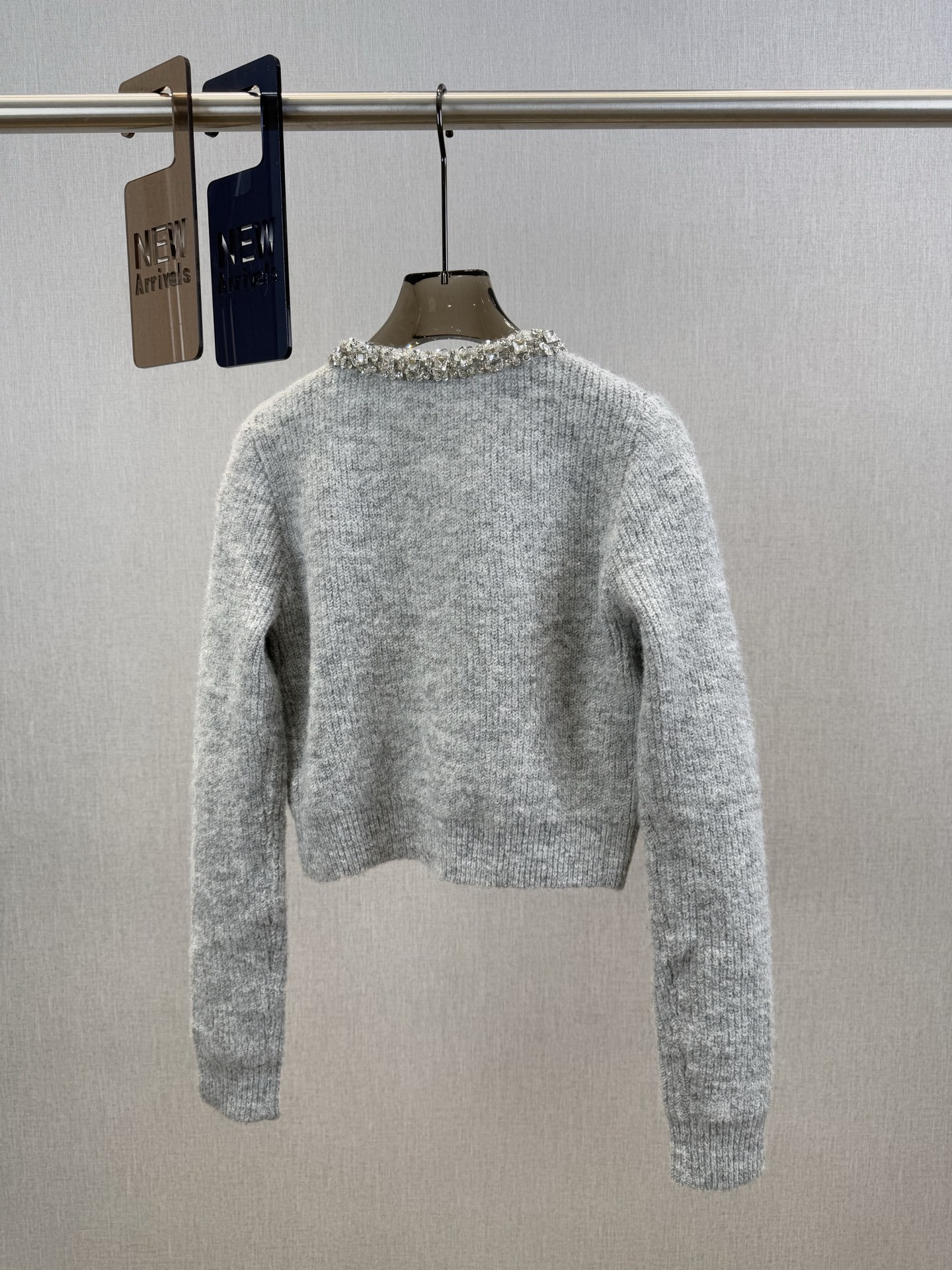 S家｜钻饰针织开衫💜100%羊毛灰色镶钻针织开衫，柔软材质+精致镶钻，优雅又高级！短款设计，搭配高腰裙o