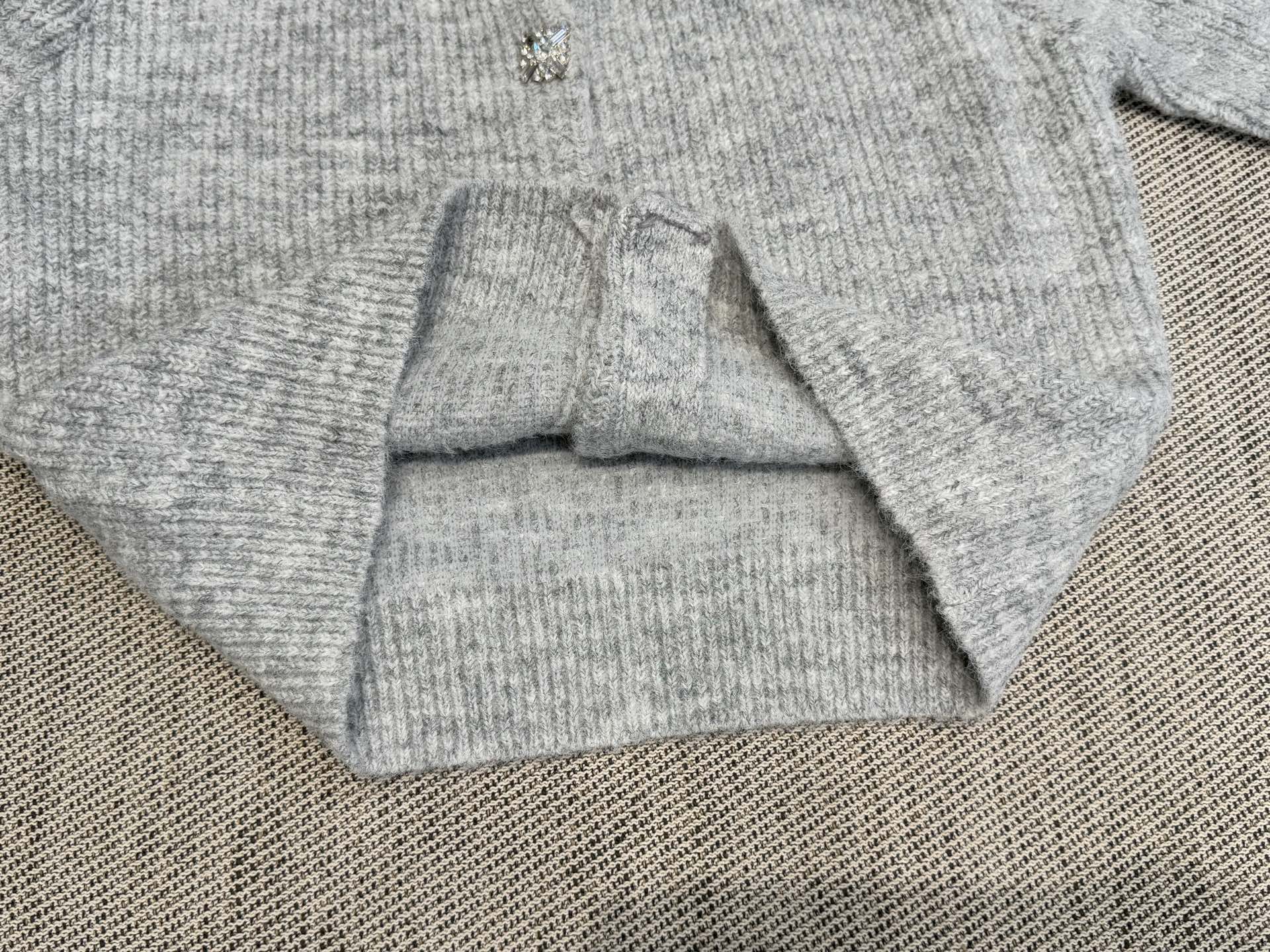 S家｜钻饰针织开衫💜100%羊毛灰色镶钻针织开衫，柔软材质+精致镶钻，优雅又高级！短款设计，搭配高腰裙o