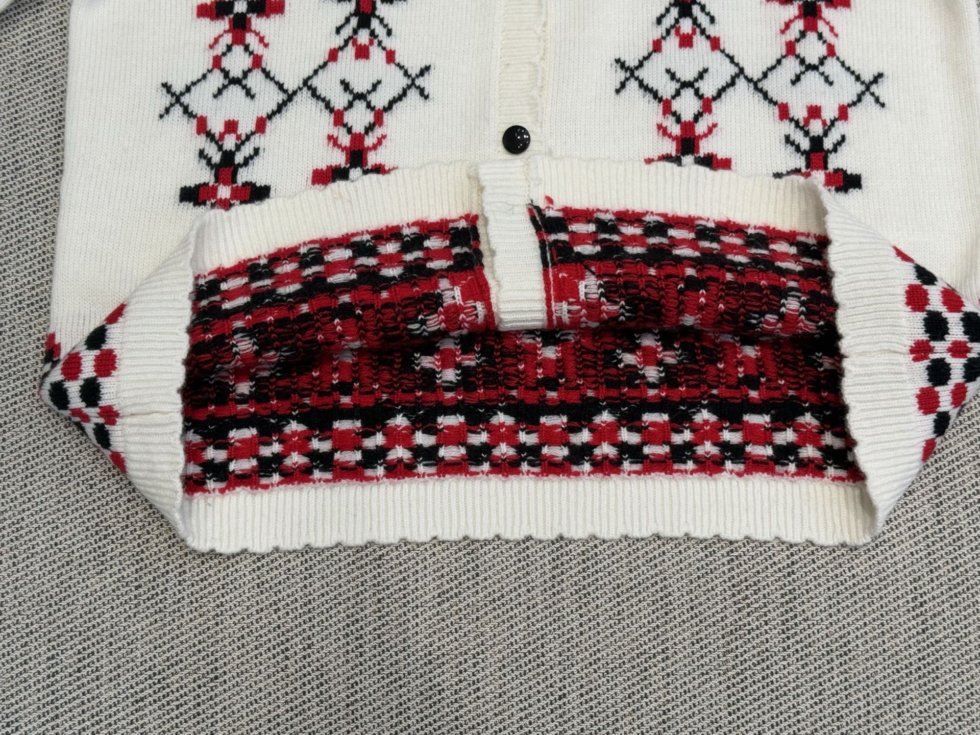 ER｜费尔岛花边开衫🔴100%绵羊毛费尔岛提花圆领开衫，罗纹花边设计，红白黑几何提花，ADF工艺，复古文