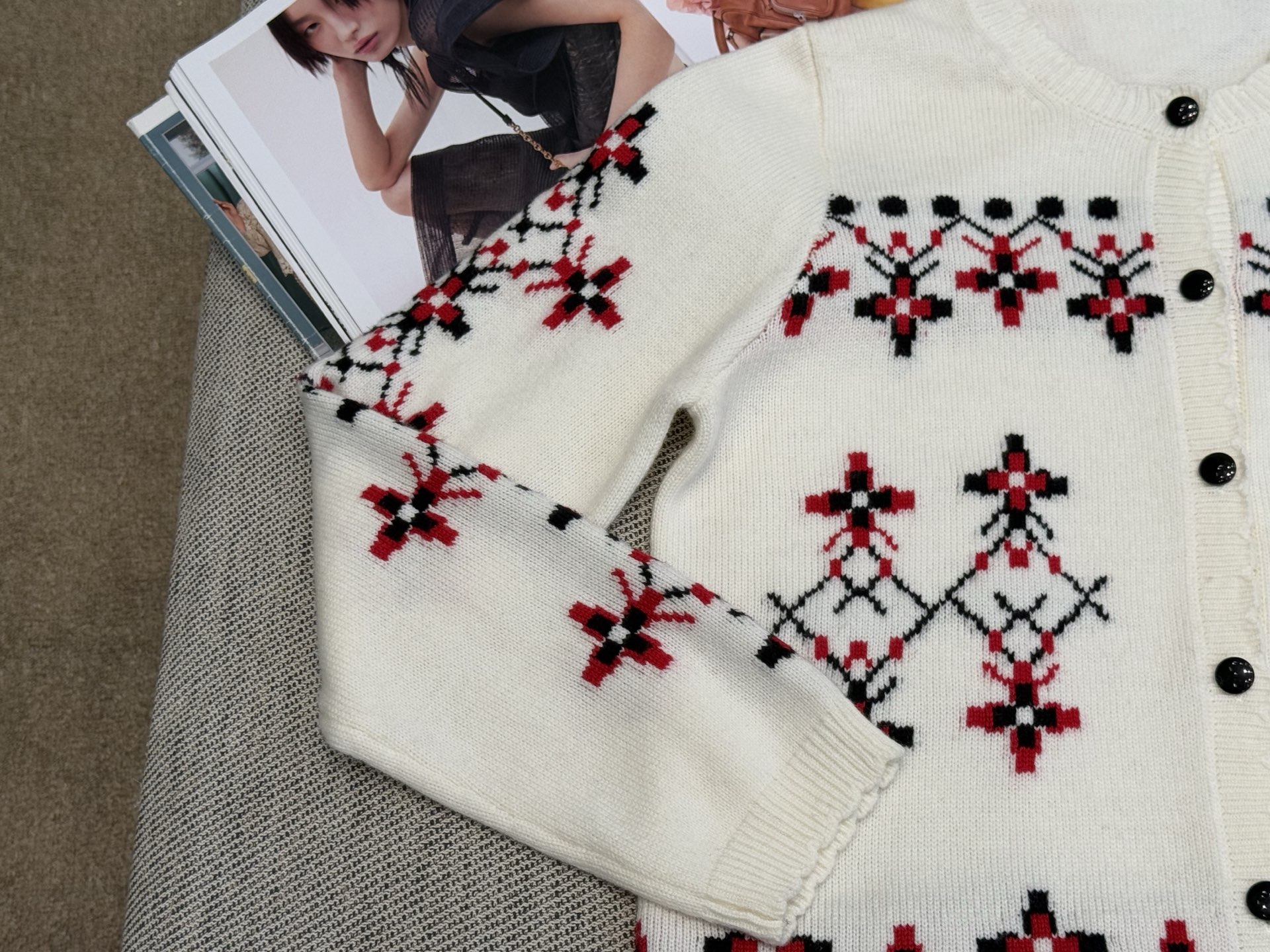 ER｜费尔岛花边开衫🔴100%绵羊毛费尔岛提花圆领开衫，罗纹花边设计，红白黑几何提花，ADF工艺，复古文