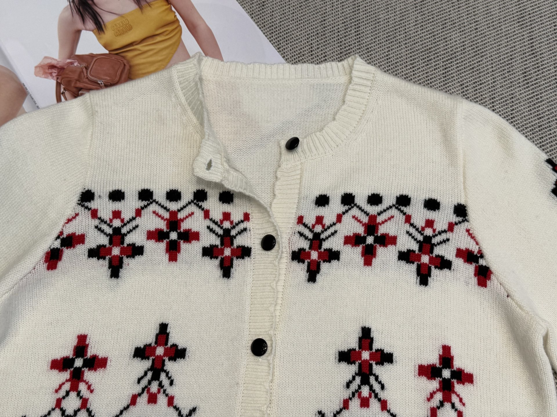 ER｜费尔岛花边开衫🔴100%绵羊毛费尔岛提花圆领开衫，罗纹花边设计，红白黑几何提花，ADF工艺，复古文