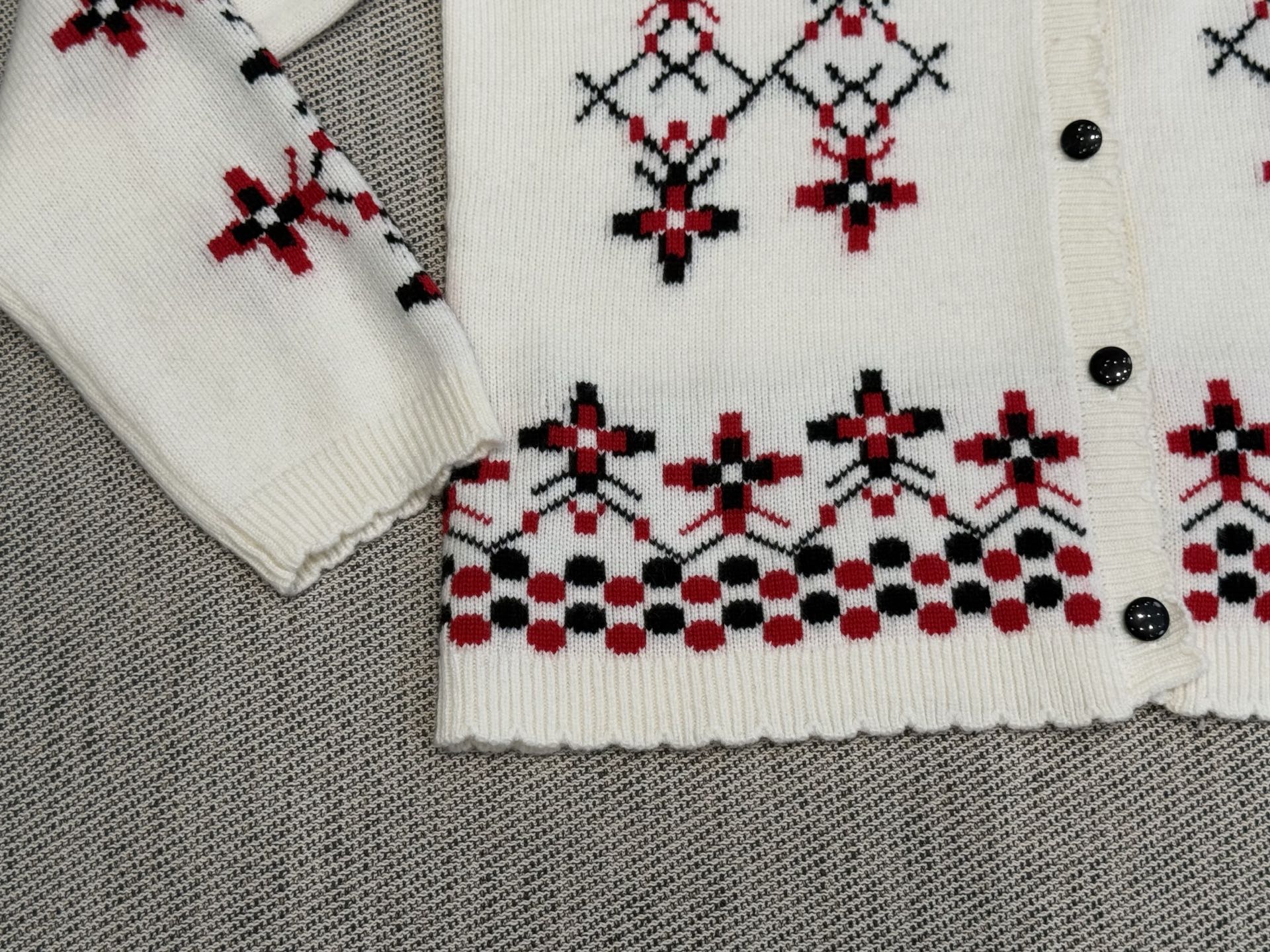 ER｜费尔岛花边开衫🔴100%绵羊毛费尔岛提花圆领开衫，罗纹花边设计，红白黑几何提花，ADF工艺，复古文